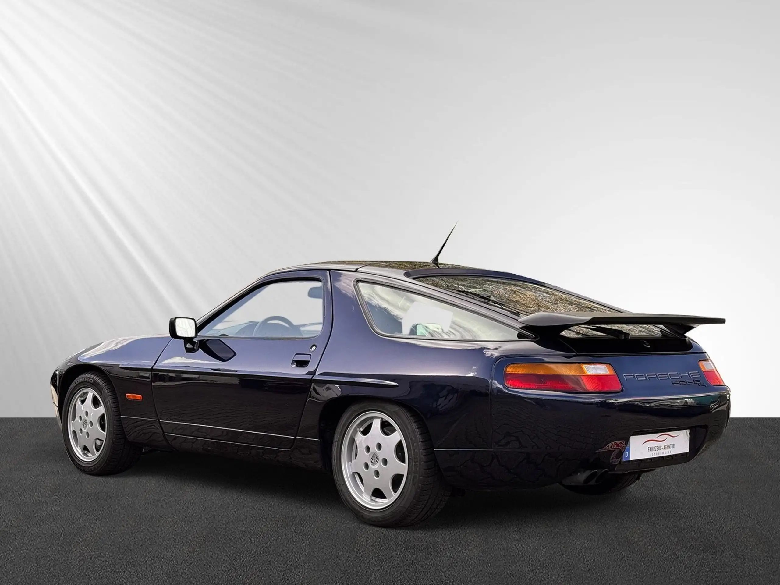 Porsche - 928