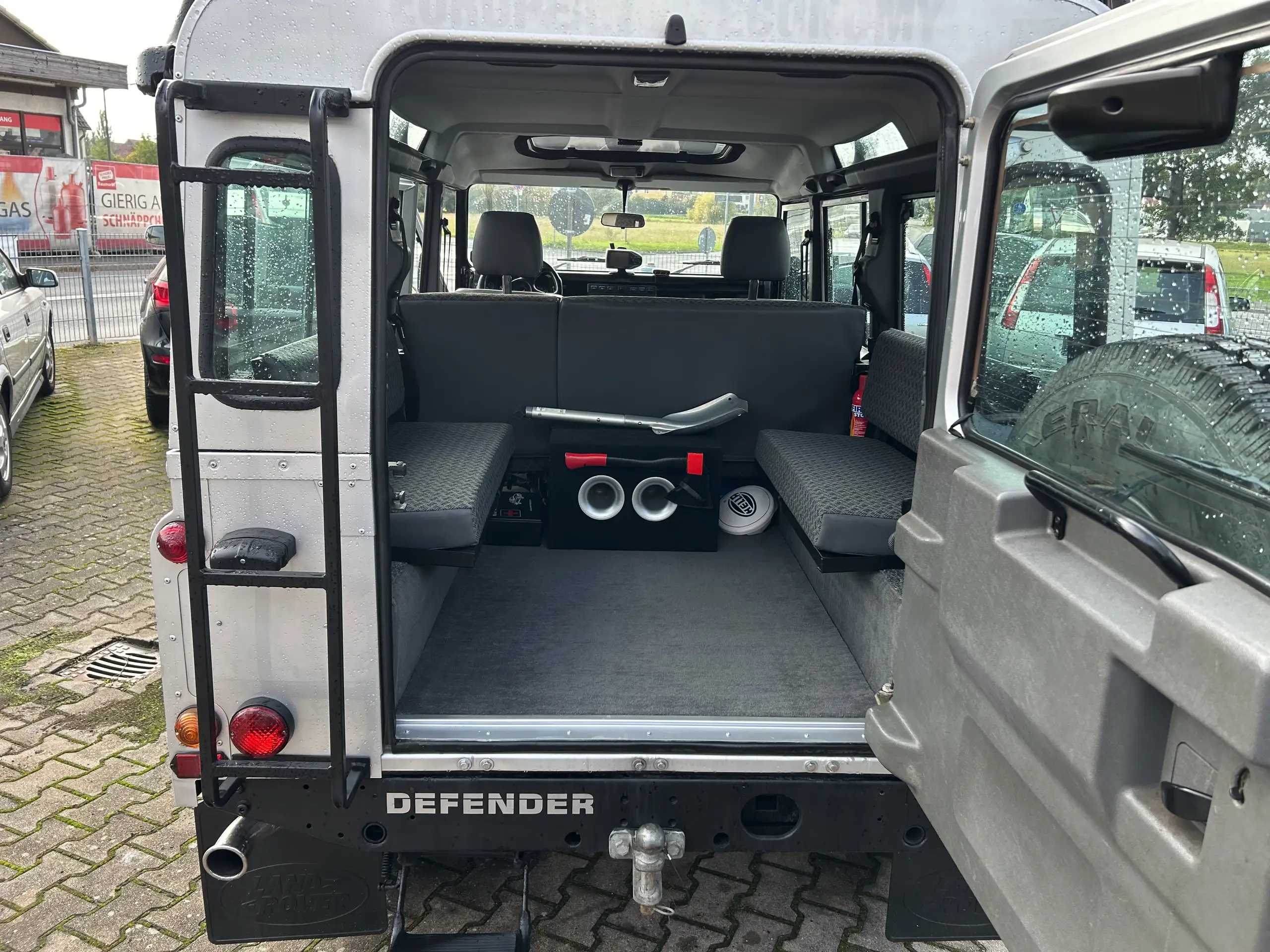 Land Rover - Defender