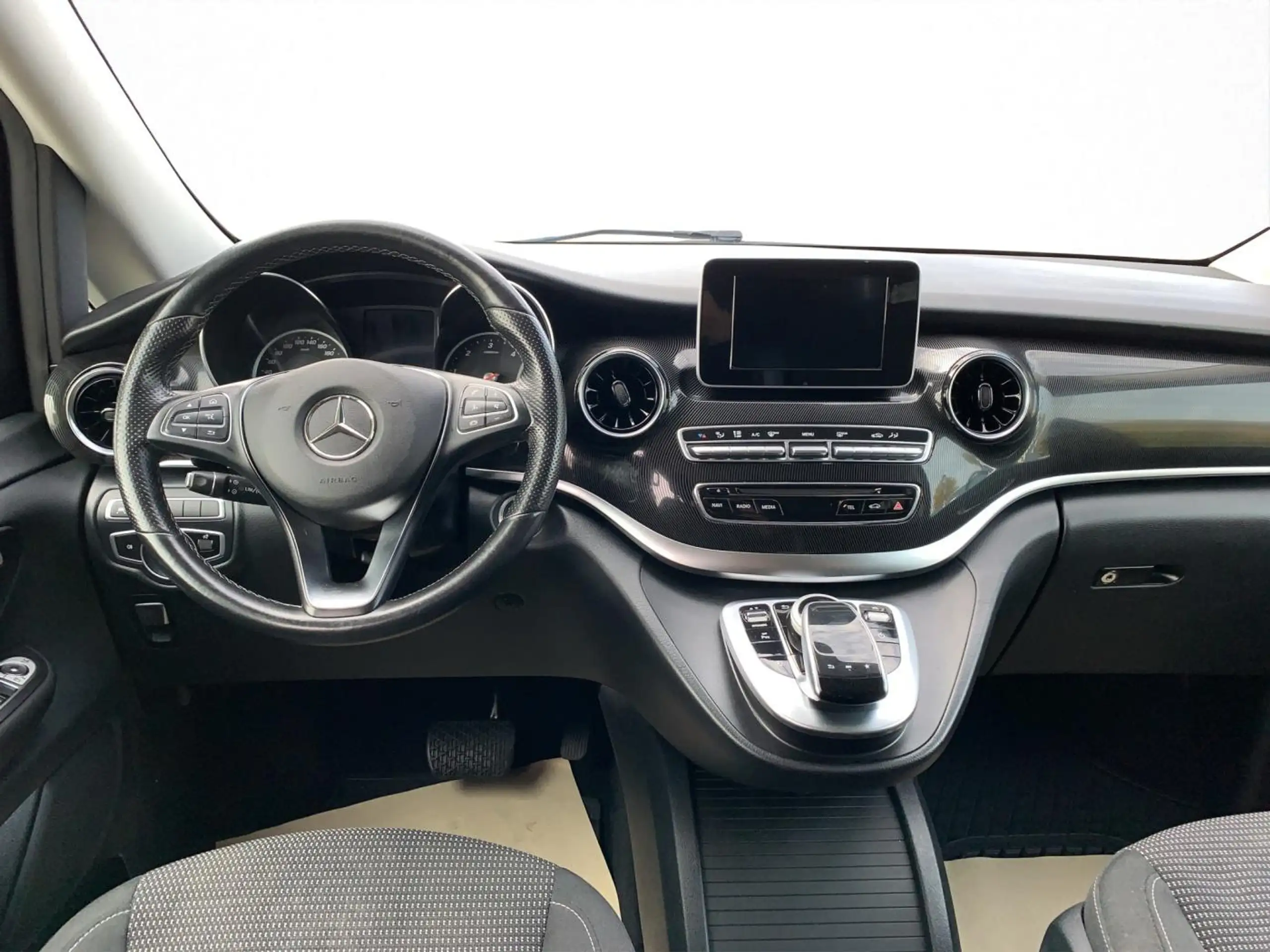 Mercedes-Benz - V 220