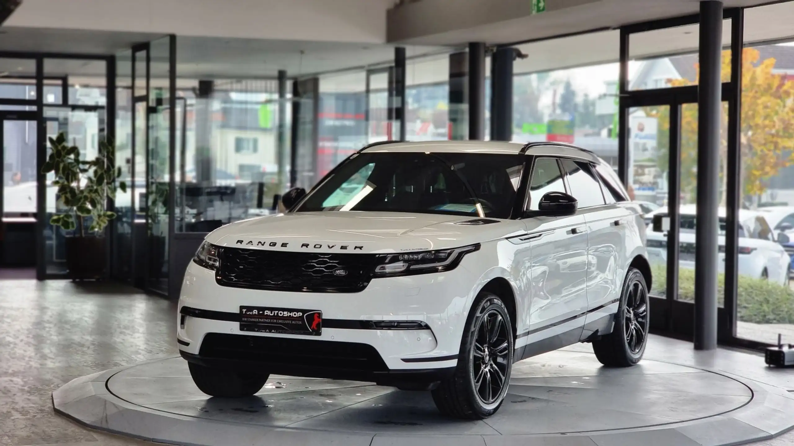 Land Rover - Range Rover Velar