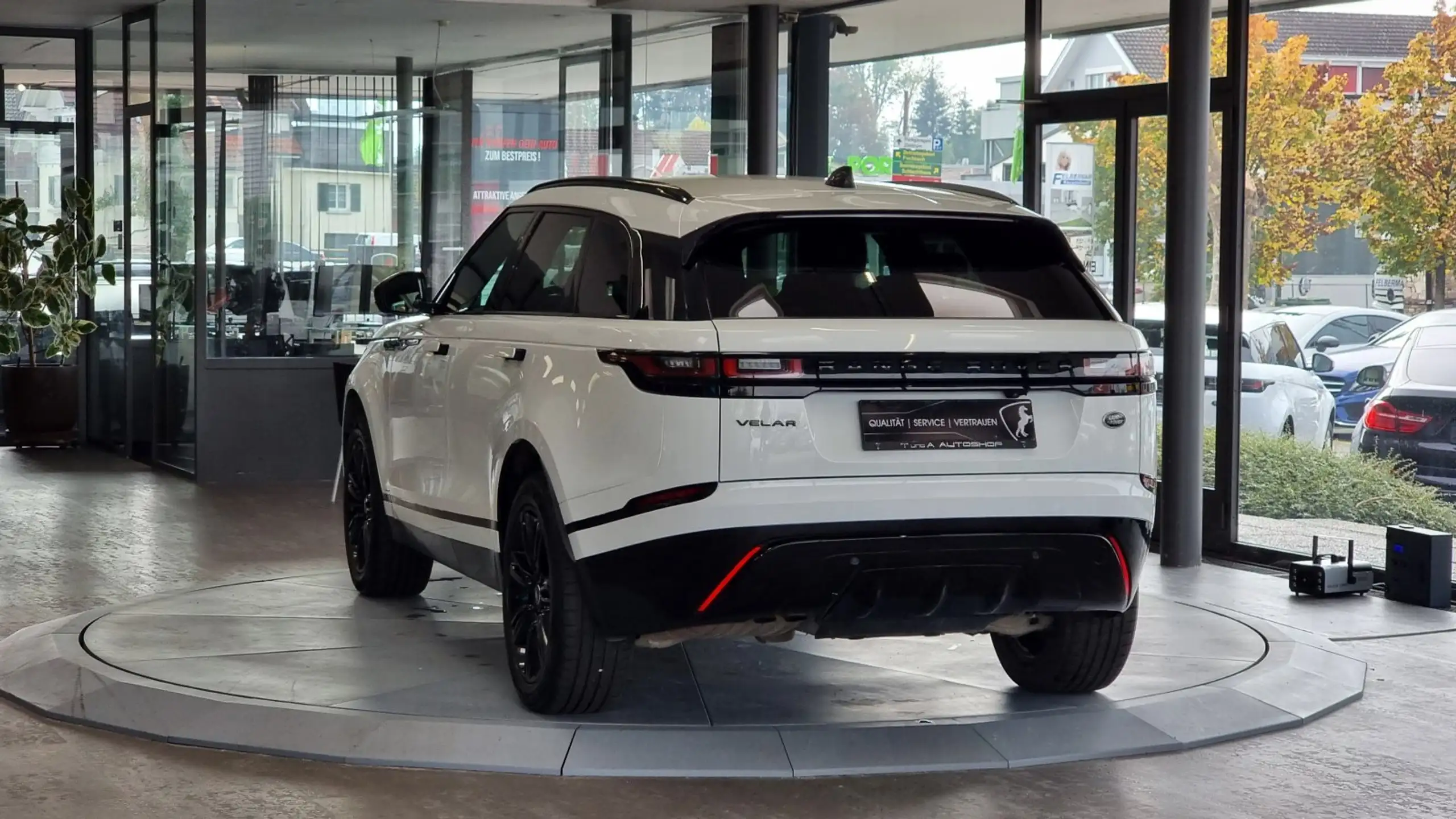 Land Rover - Range Rover Velar