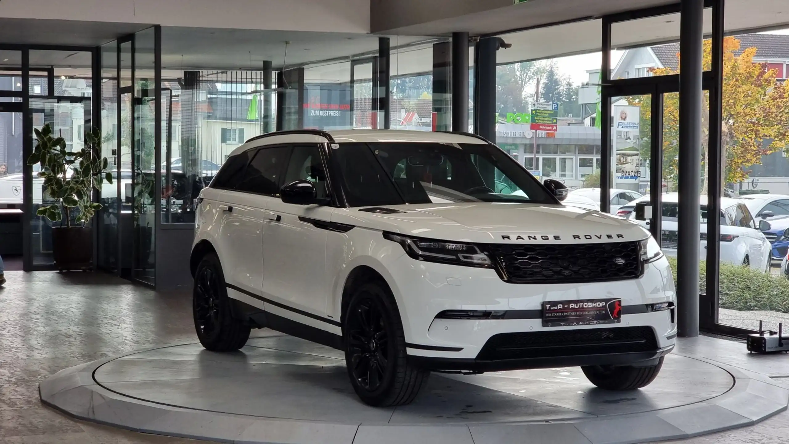 Land Rover - Range Rover Velar