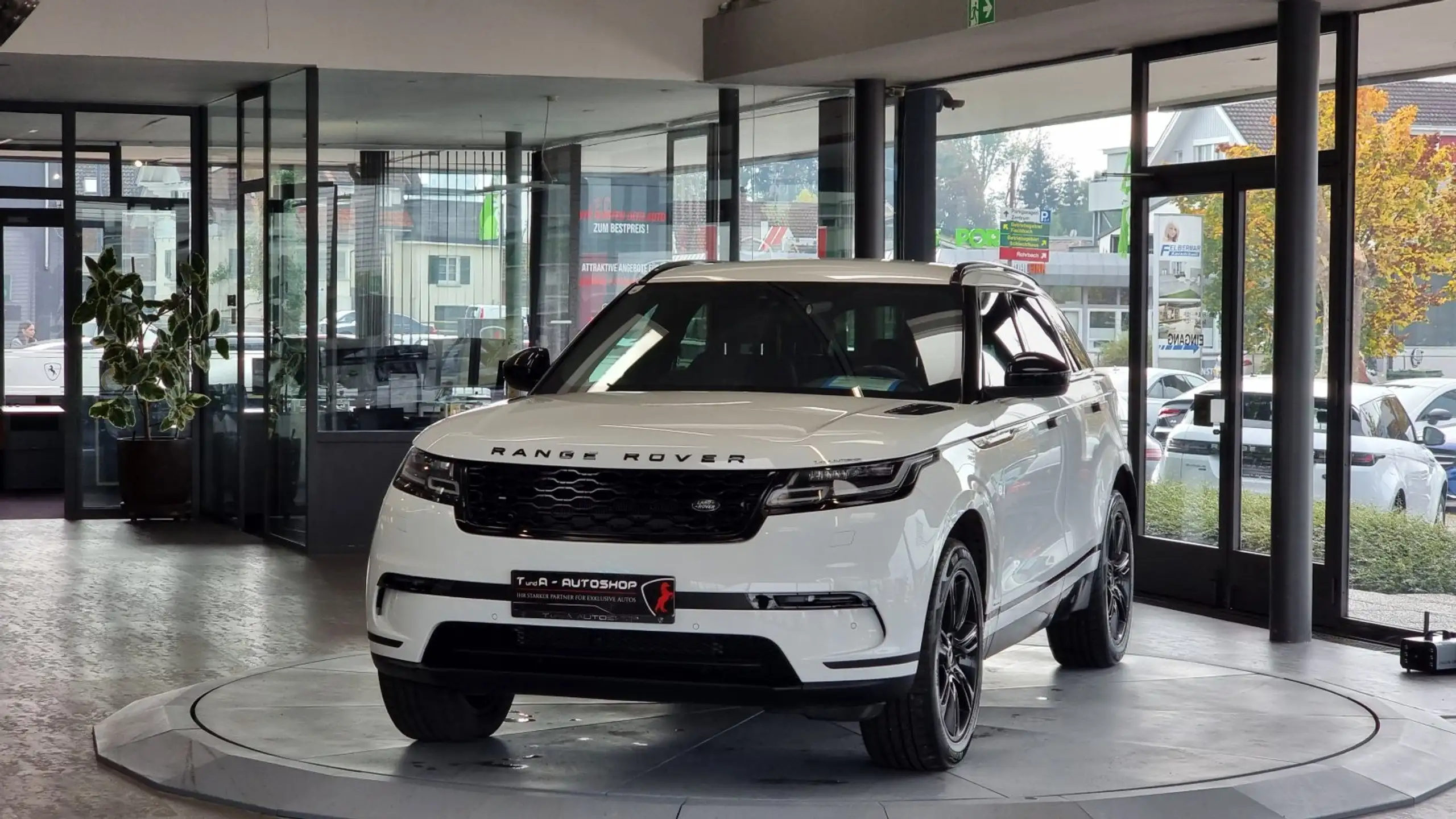 Land Rover - Range Rover Velar