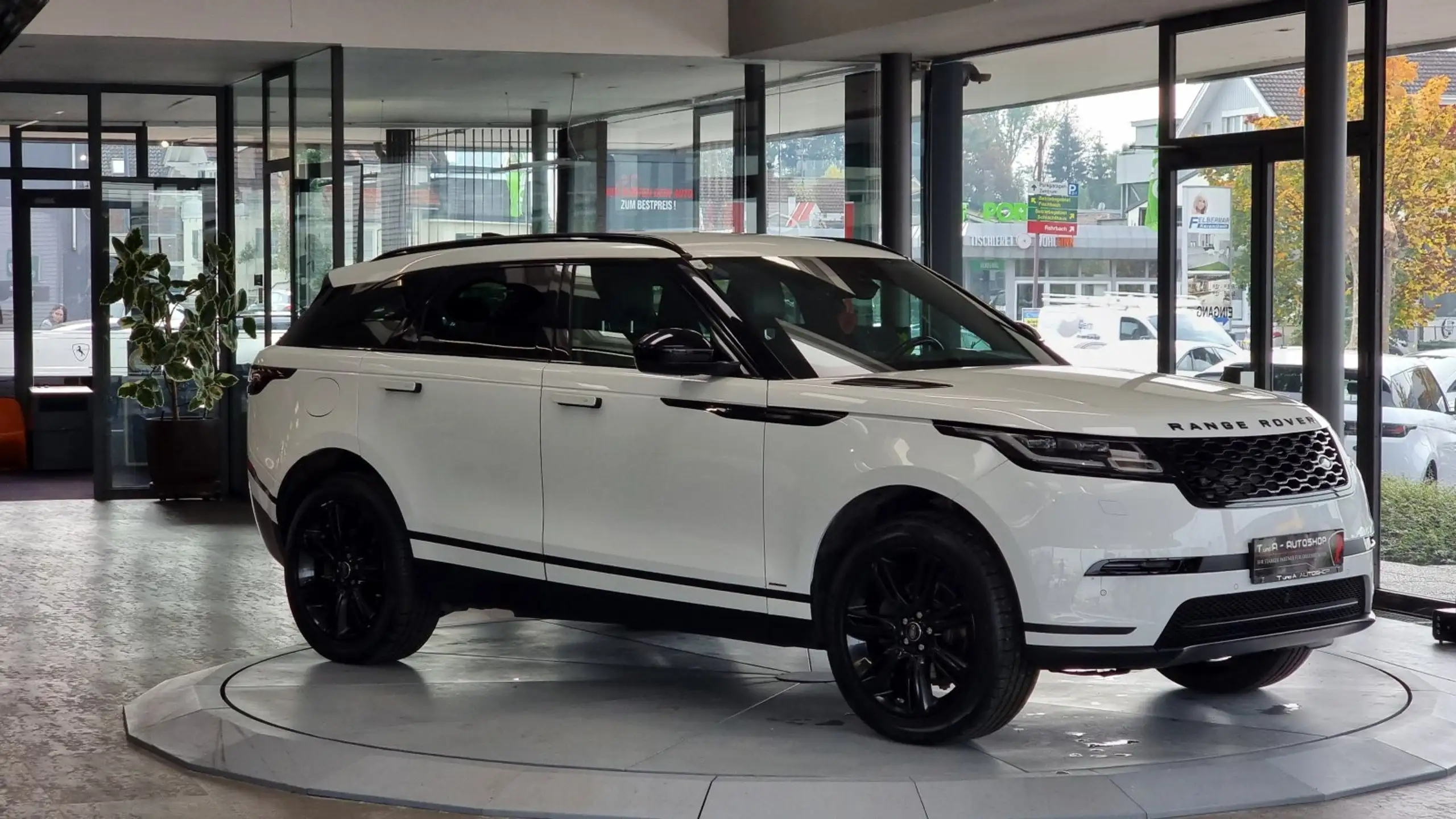 Land Rover - Range Rover Velar