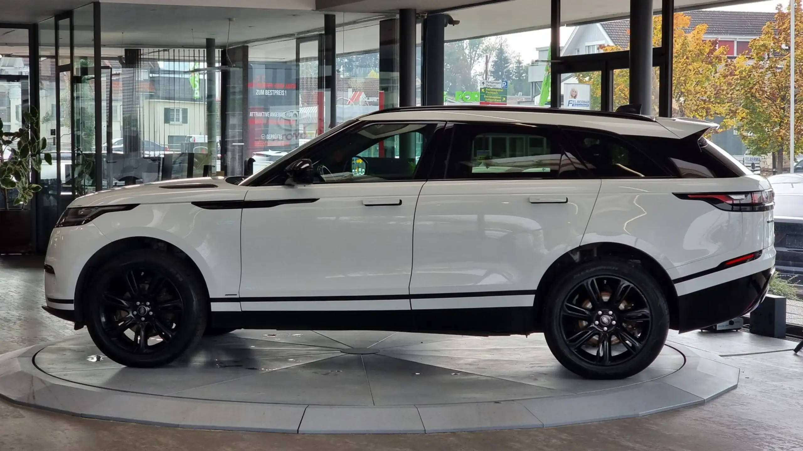 Land Rover - Range Rover Velar