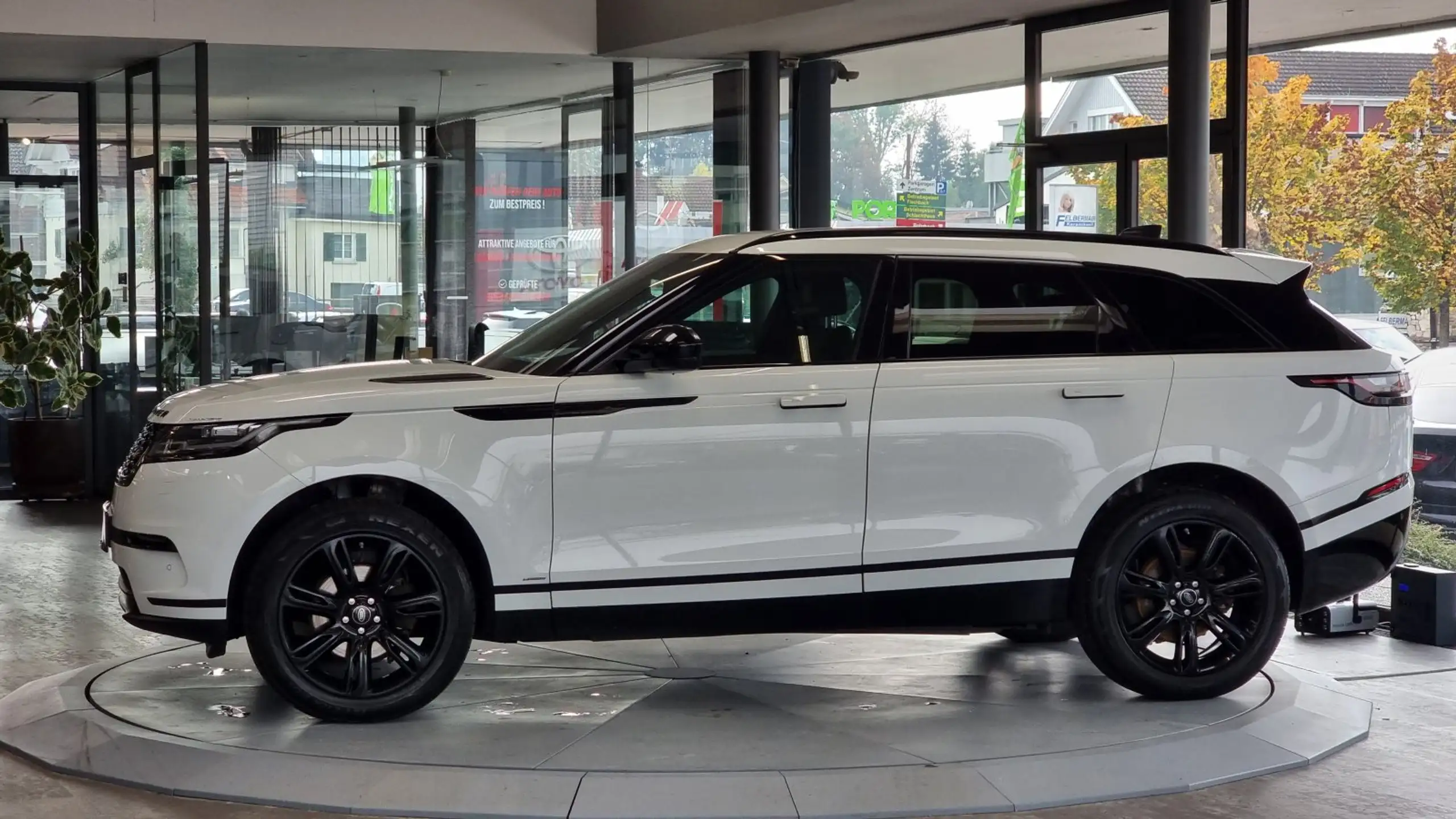 Land Rover - Range Rover Velar