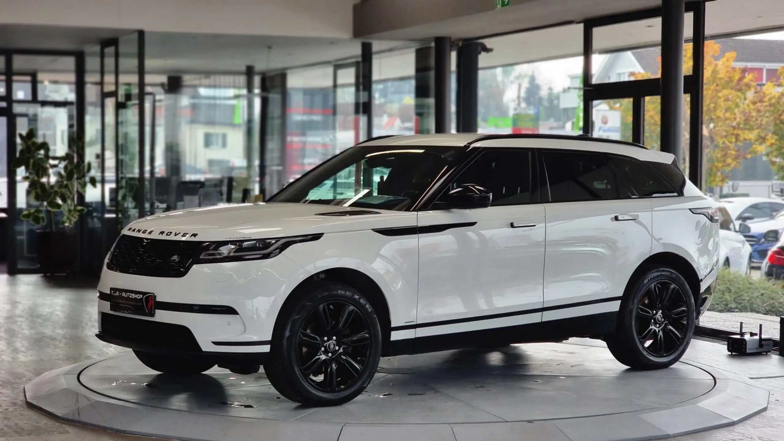 Land Rover - Range Rover Velar