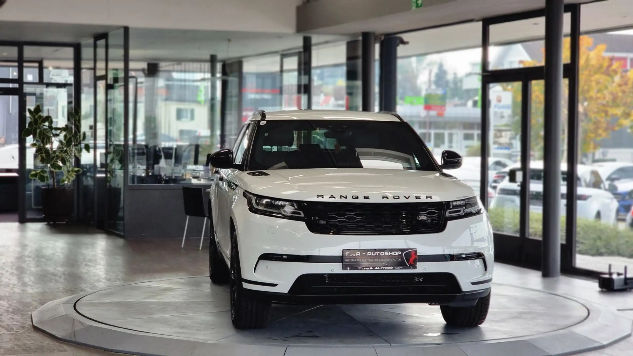 Land Rover - Range Rover Velar