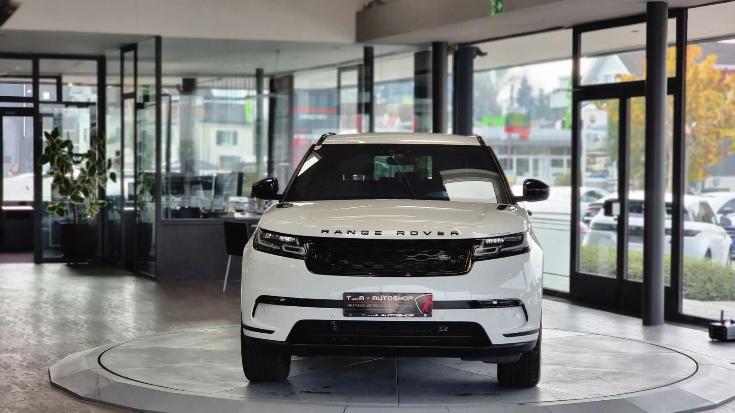 Land Rover - Range Rover Velar