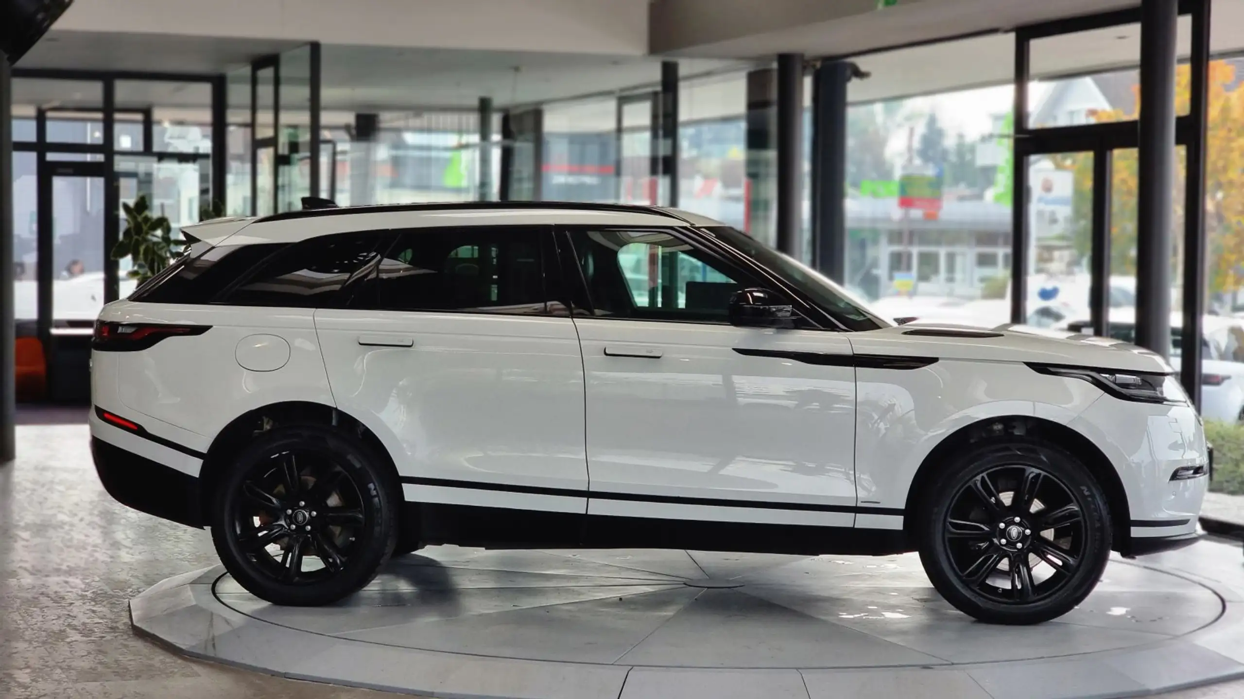 Land Rover - Range Rover Velar