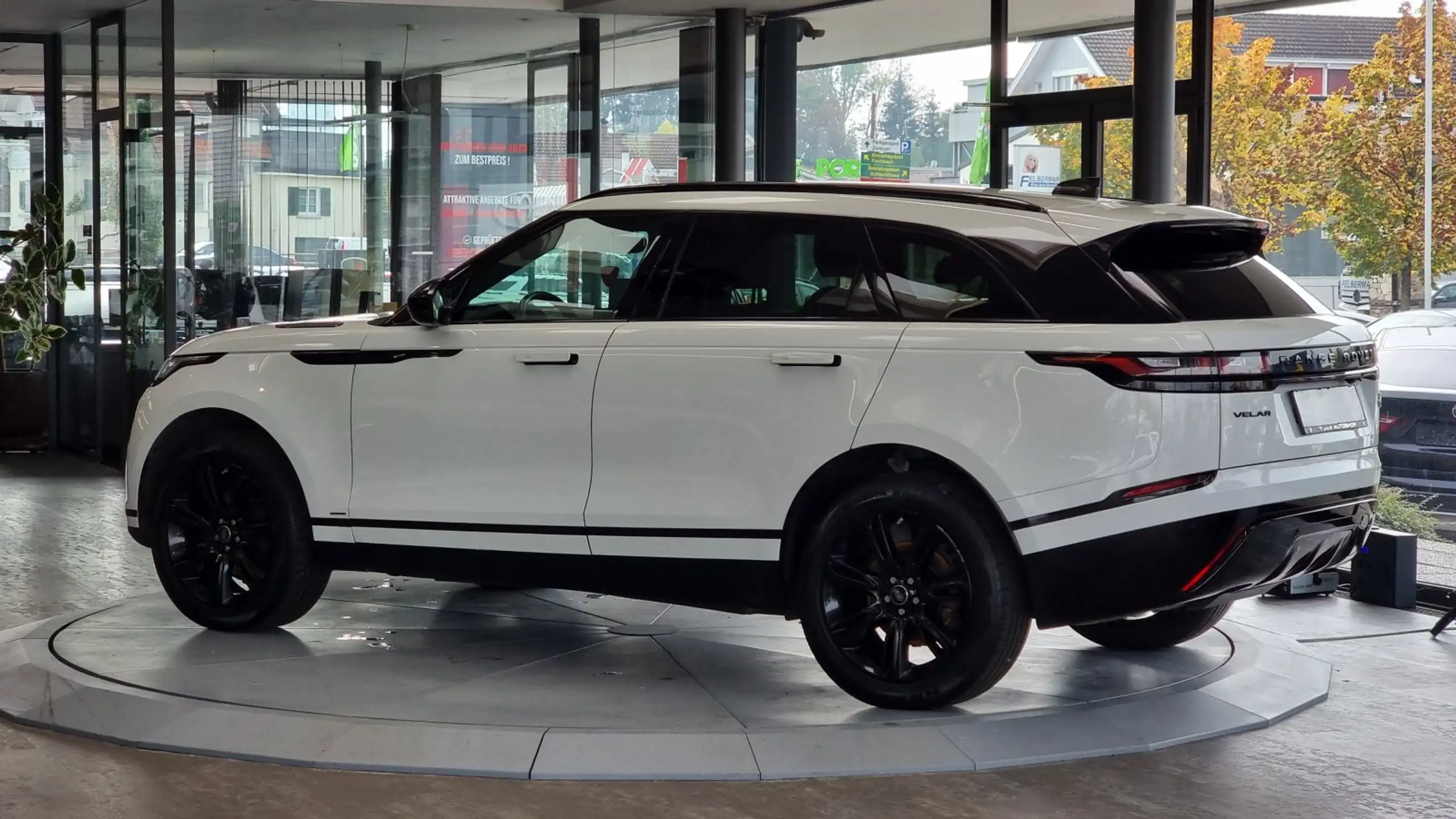 Land Rover - Range Rover Velar