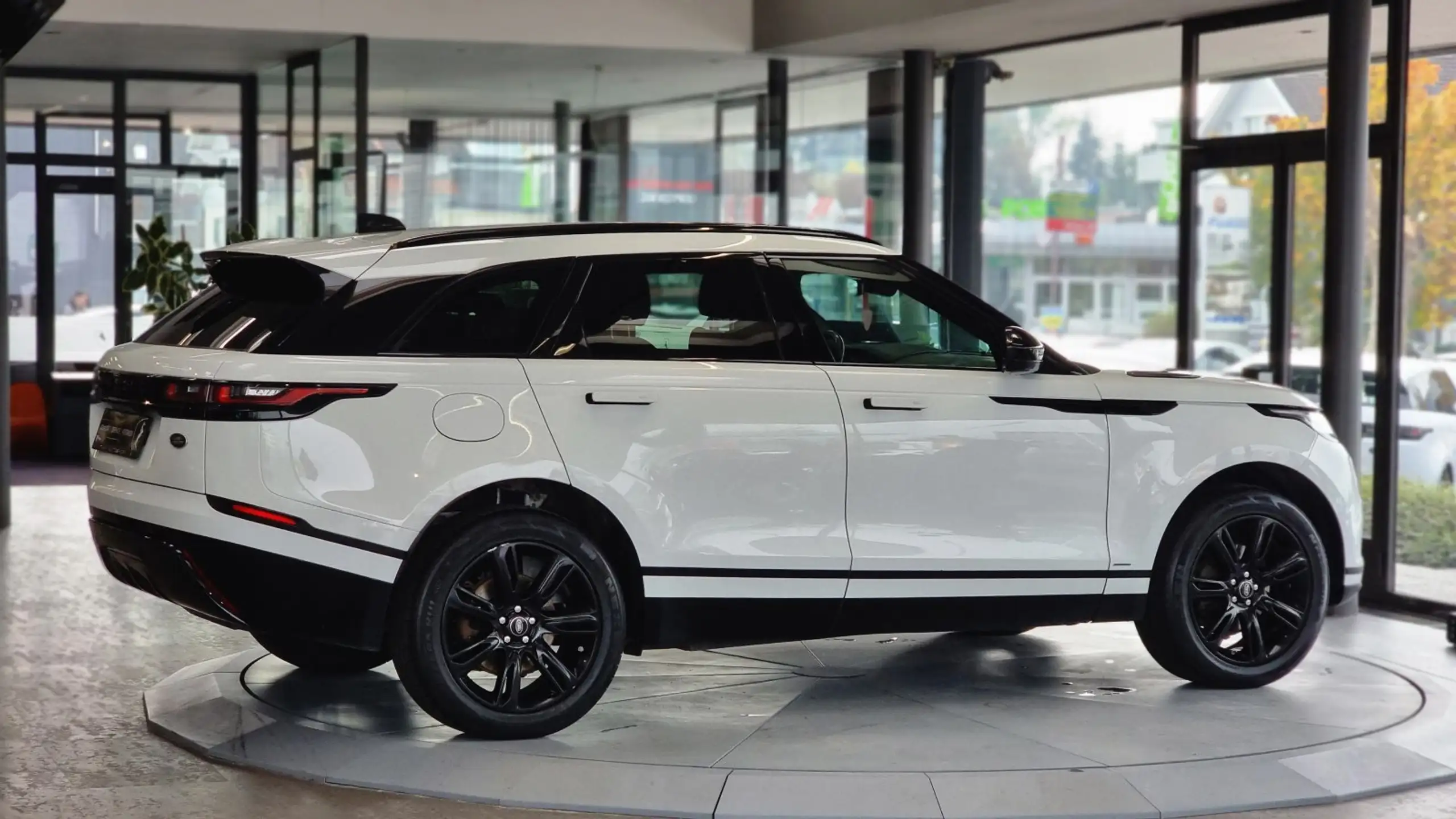 Land Rover - Range Rover Velar