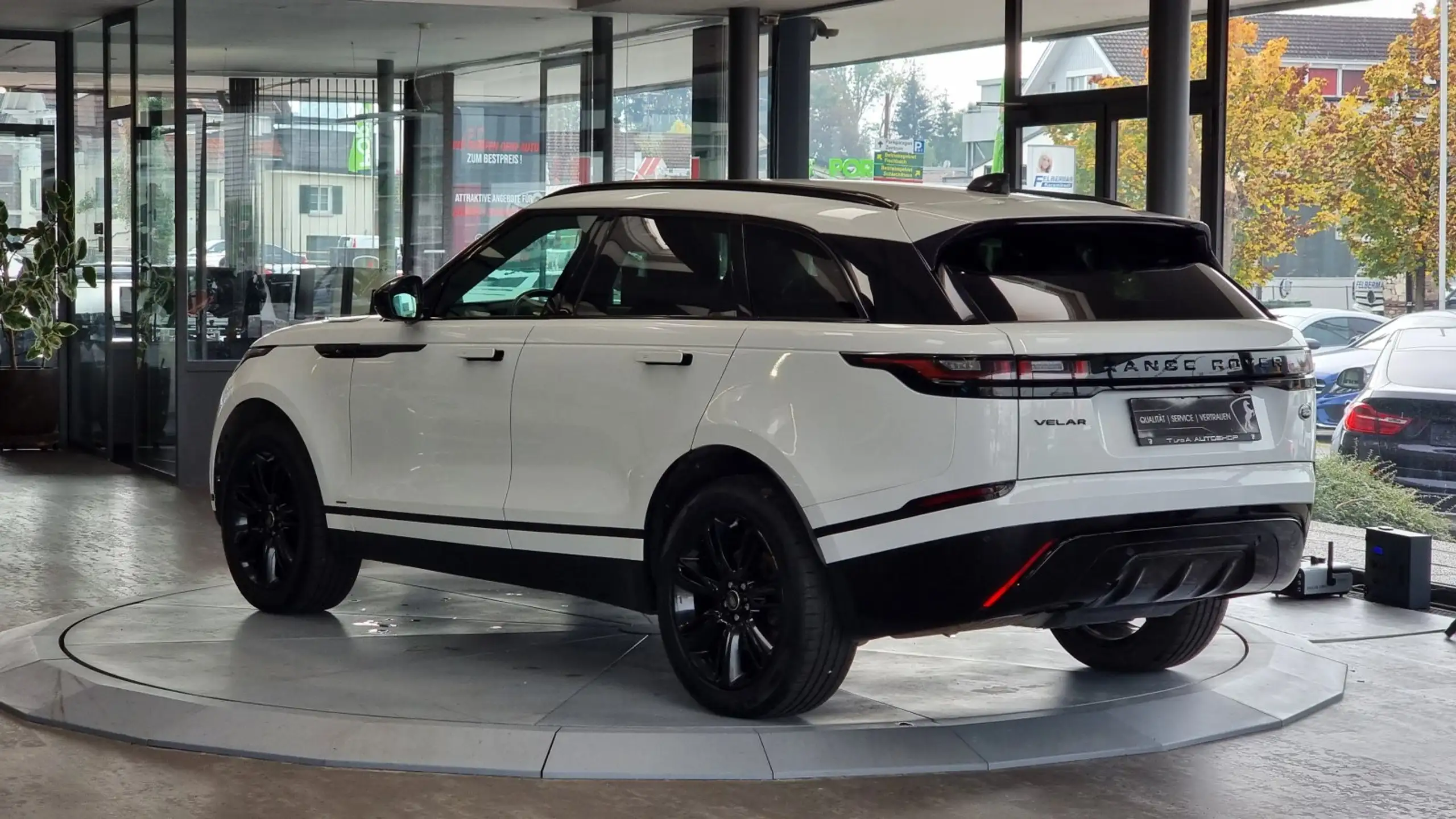 Land Rover - Range Rover Velar