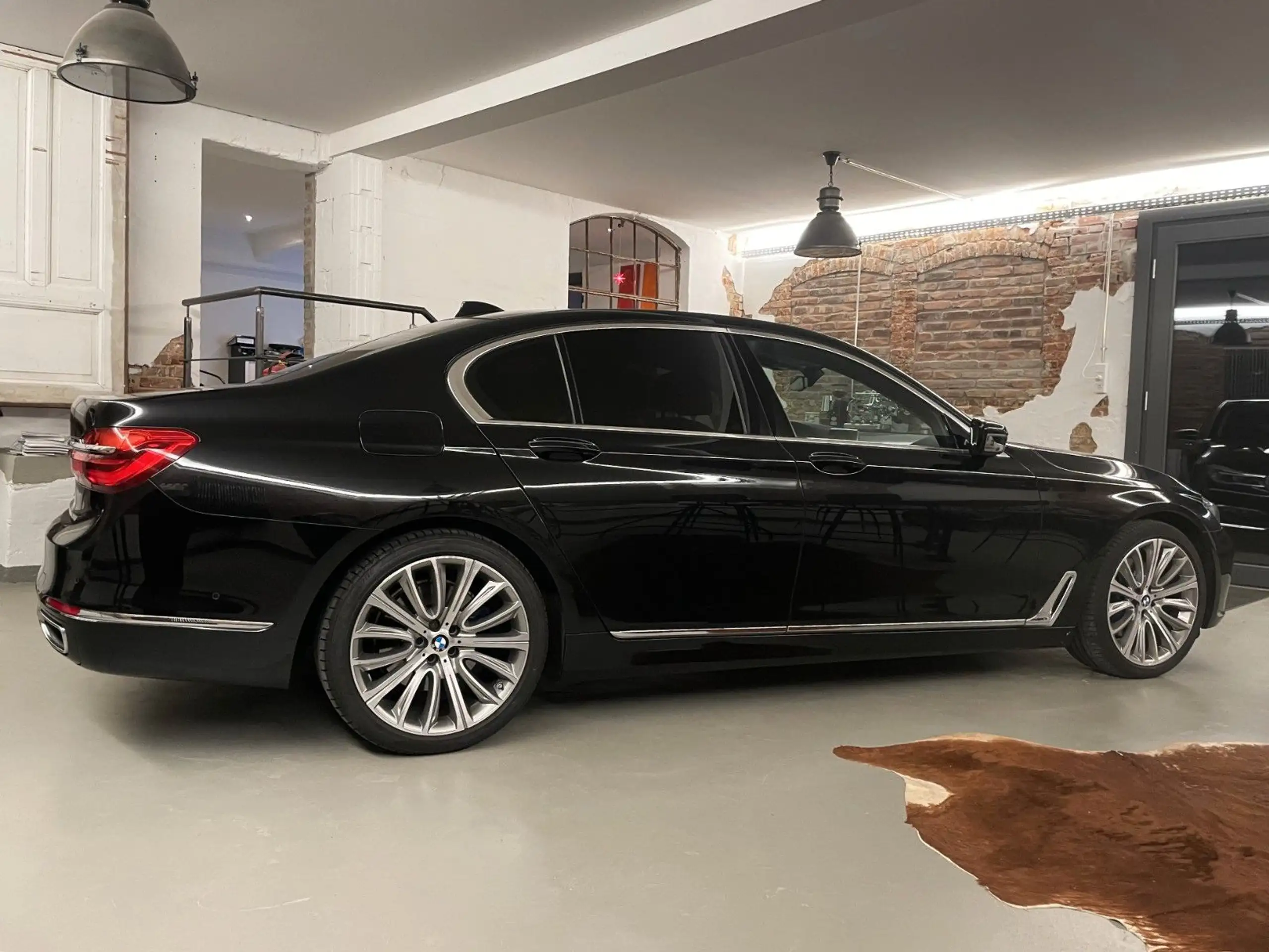 BMW - 730