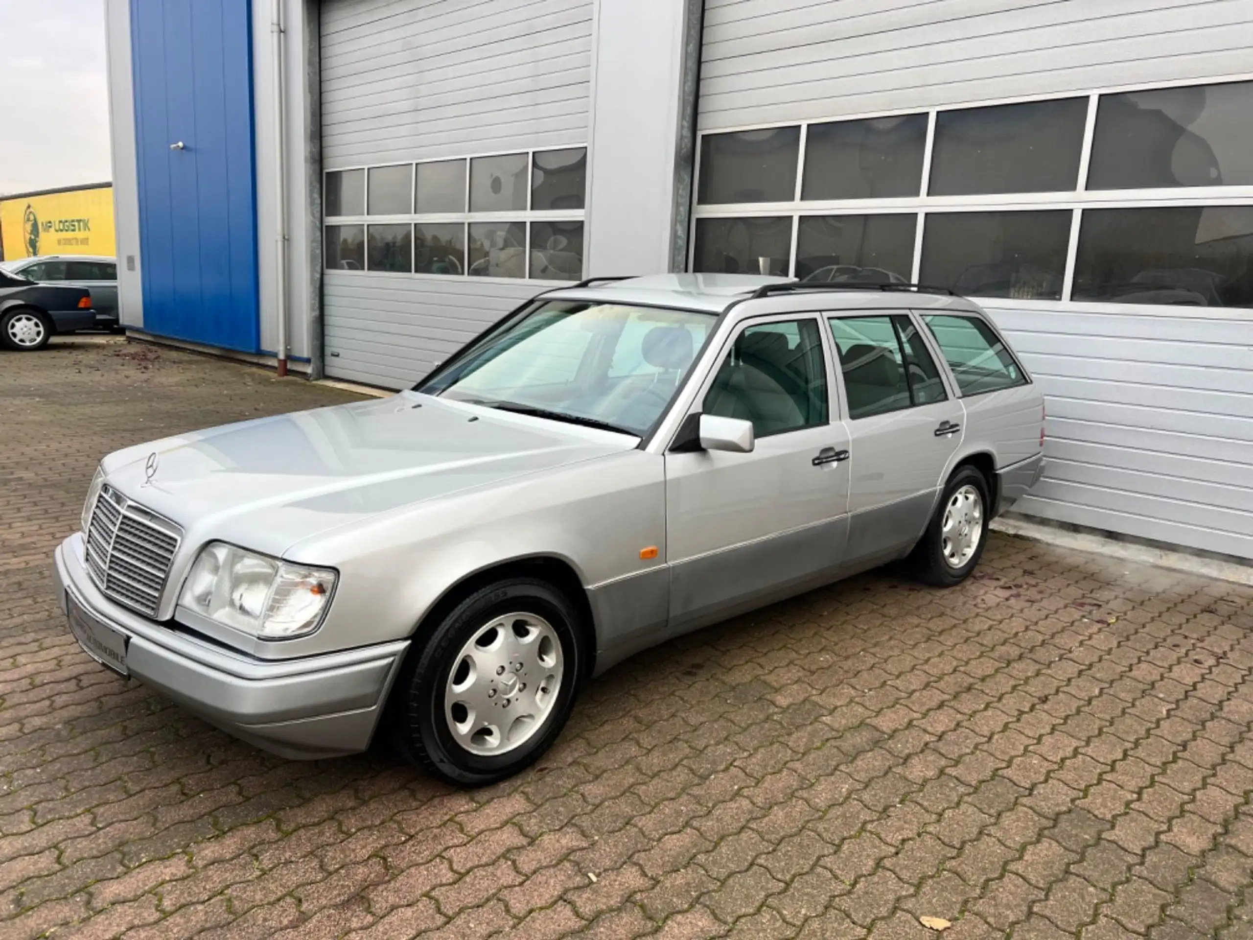 Mercedes-Benz - E 320