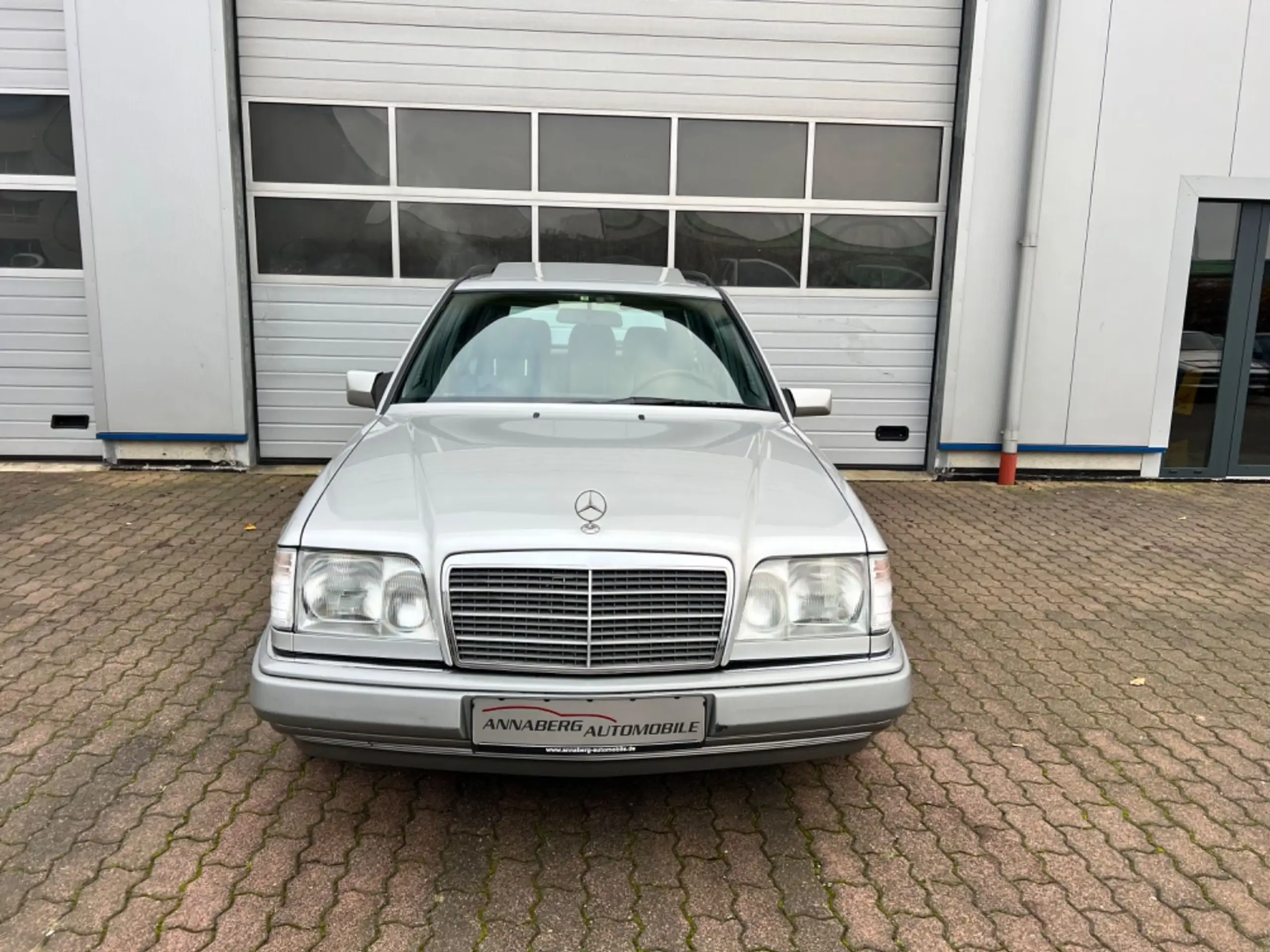 Mercedes-Benz - E 320