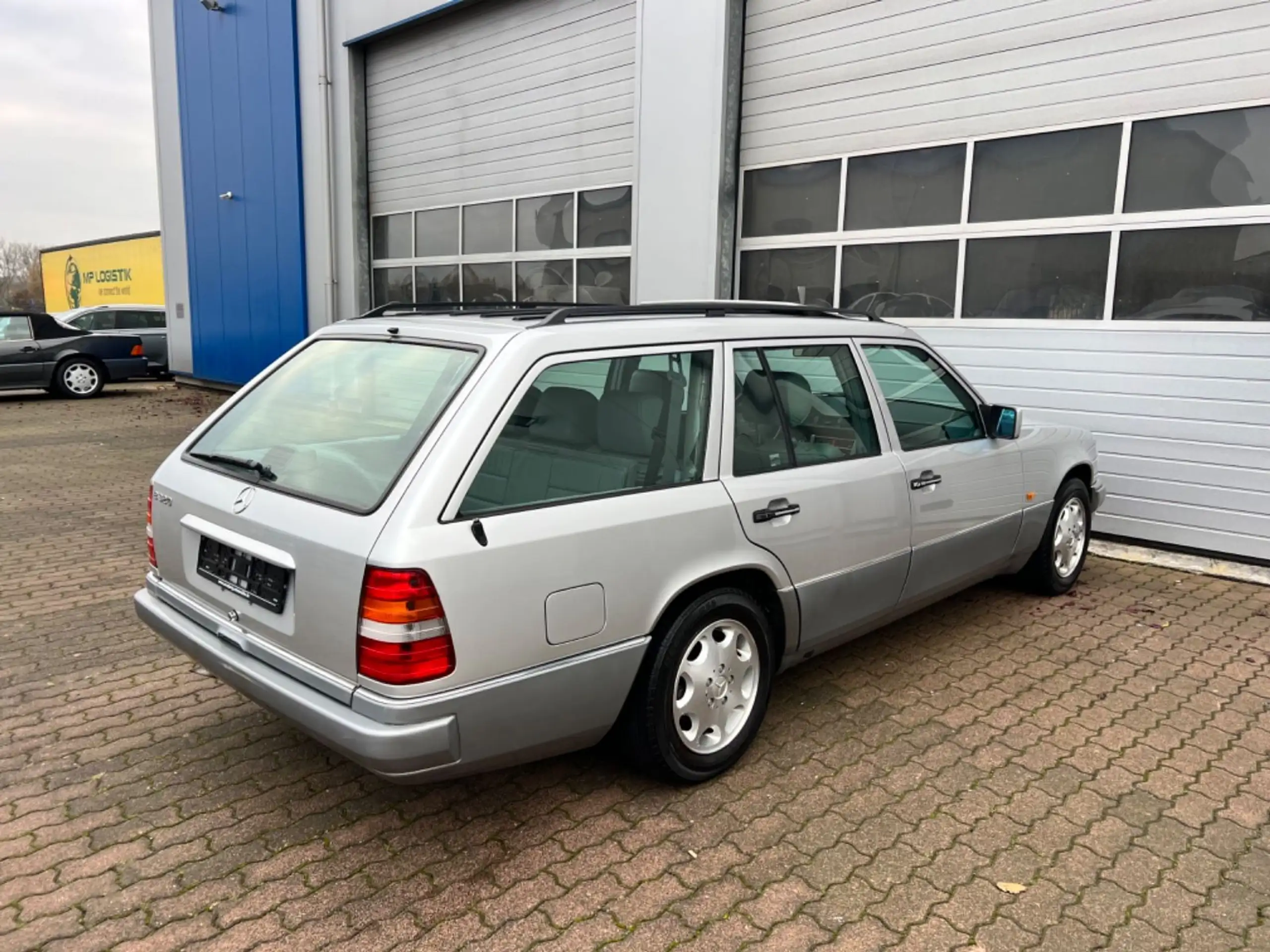 Mercedes-Benz - E 320