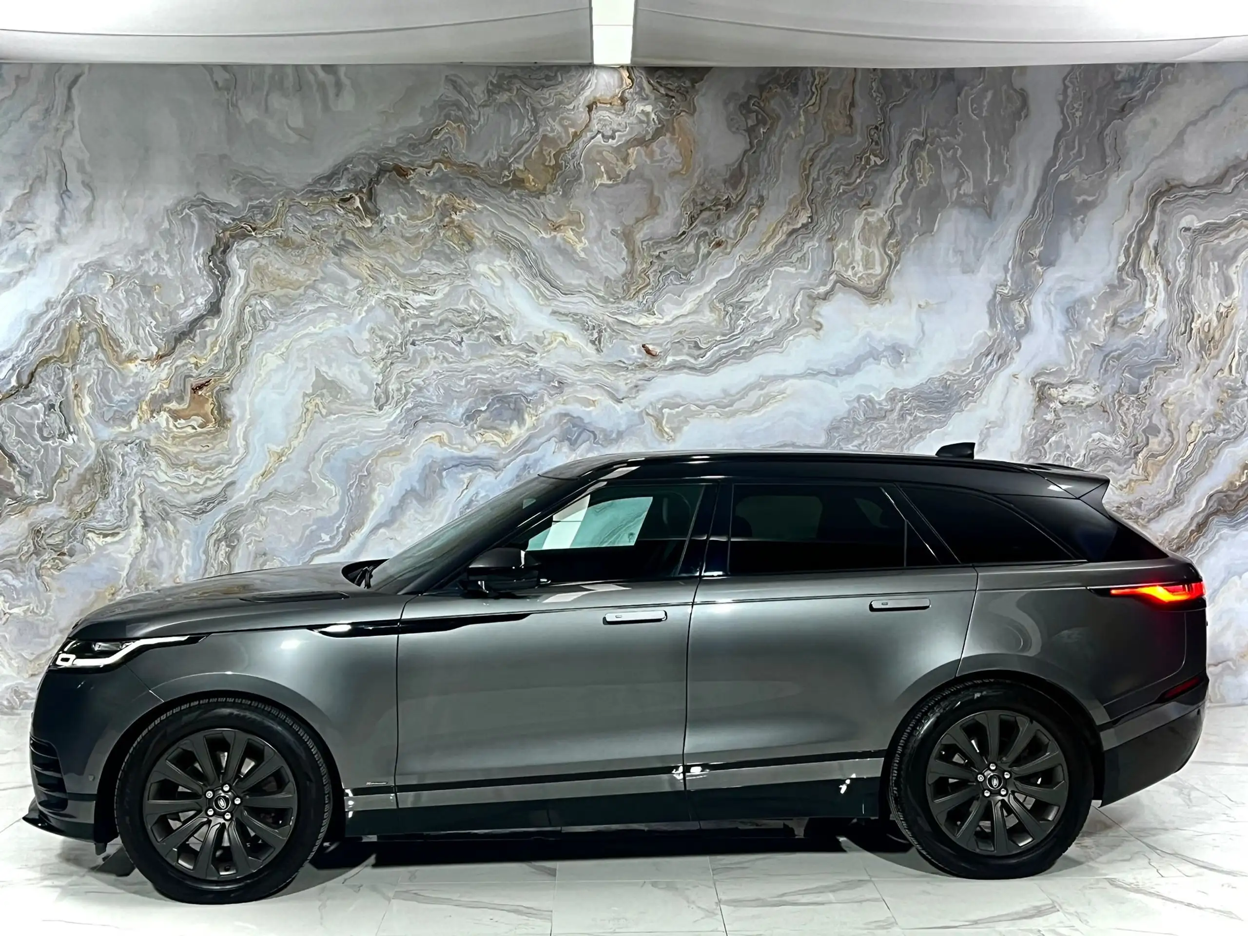 Land Rover - Range Rover Velar