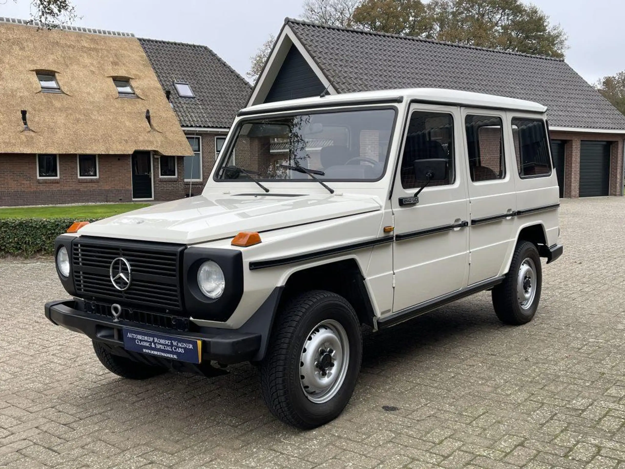 Mercedes-Benz - 240