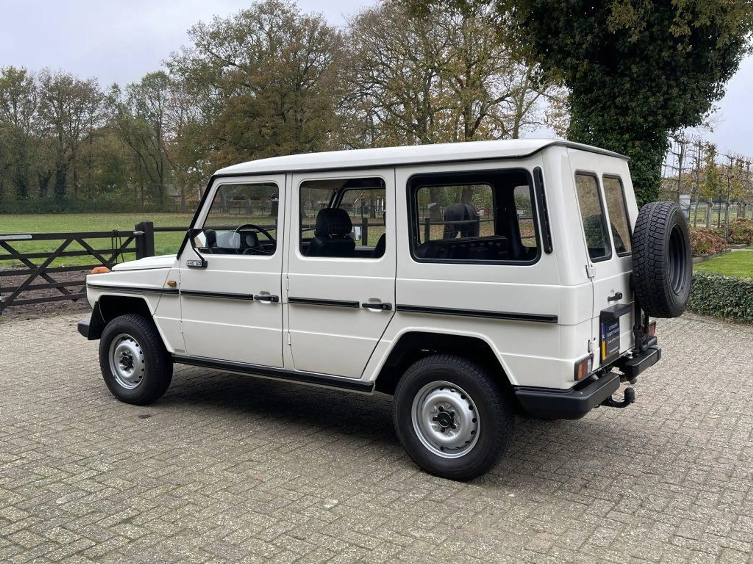 Mercedes-Benz - 240