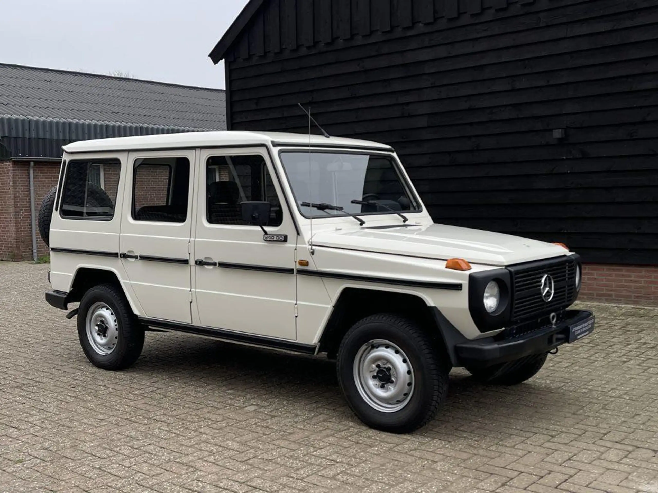 Mercedes-Benz - 240