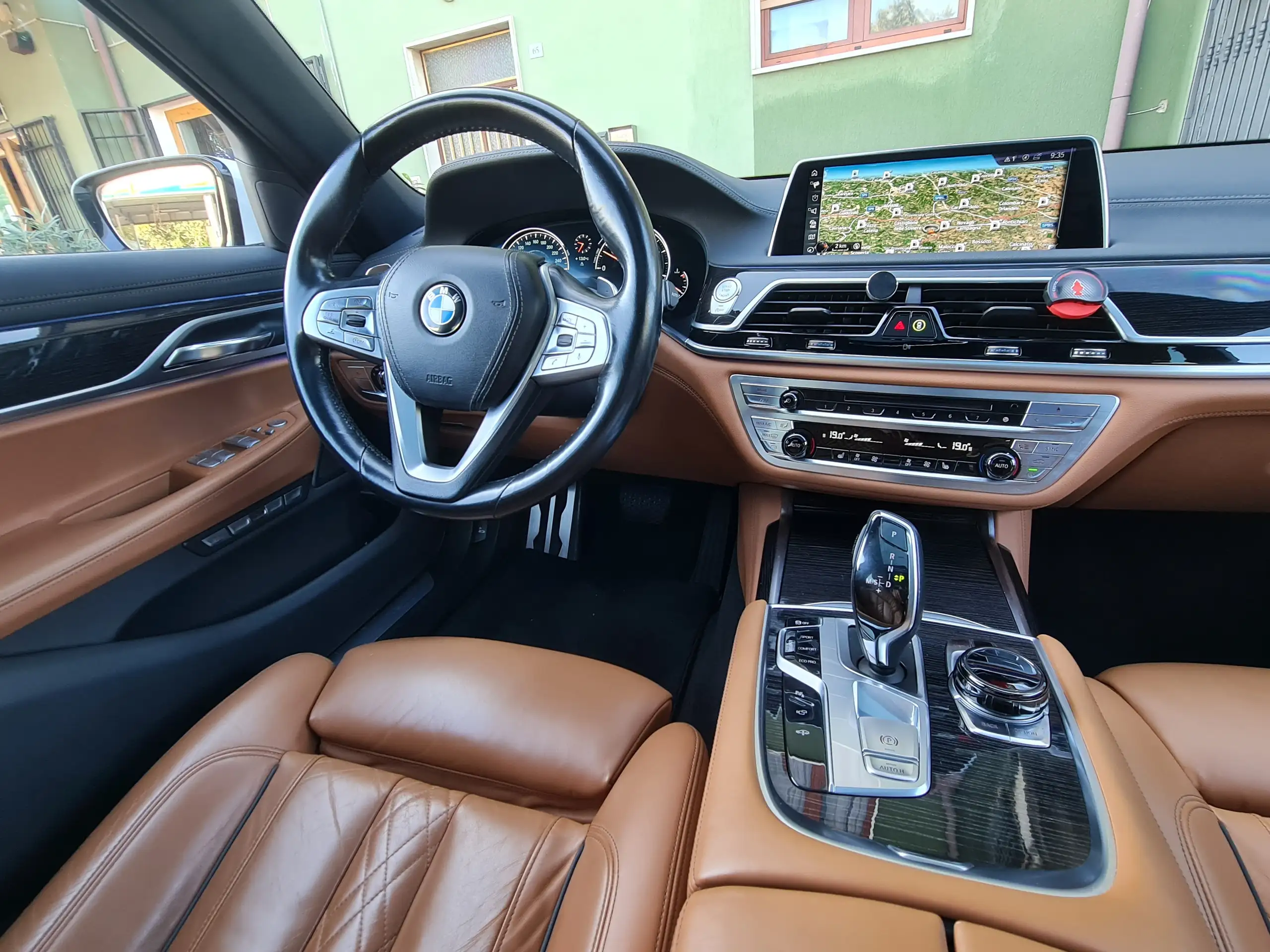 BMW - 730