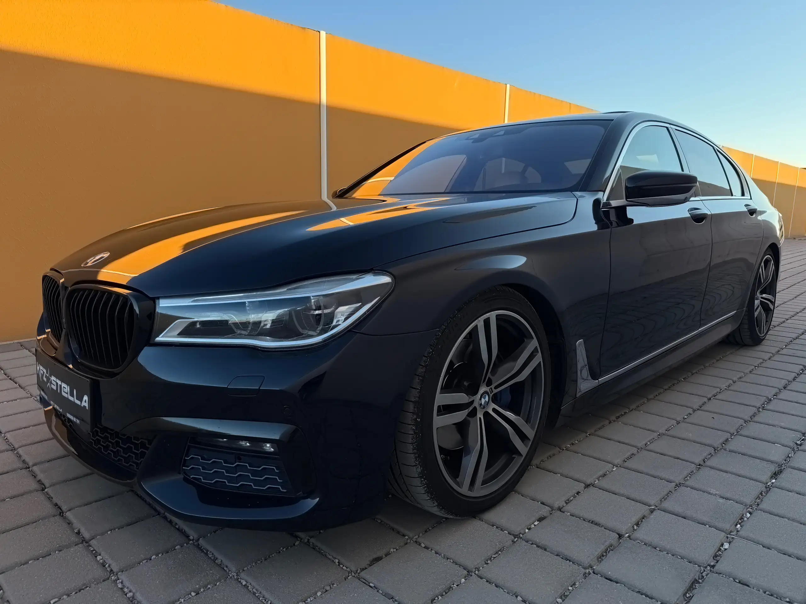 BMW - 730