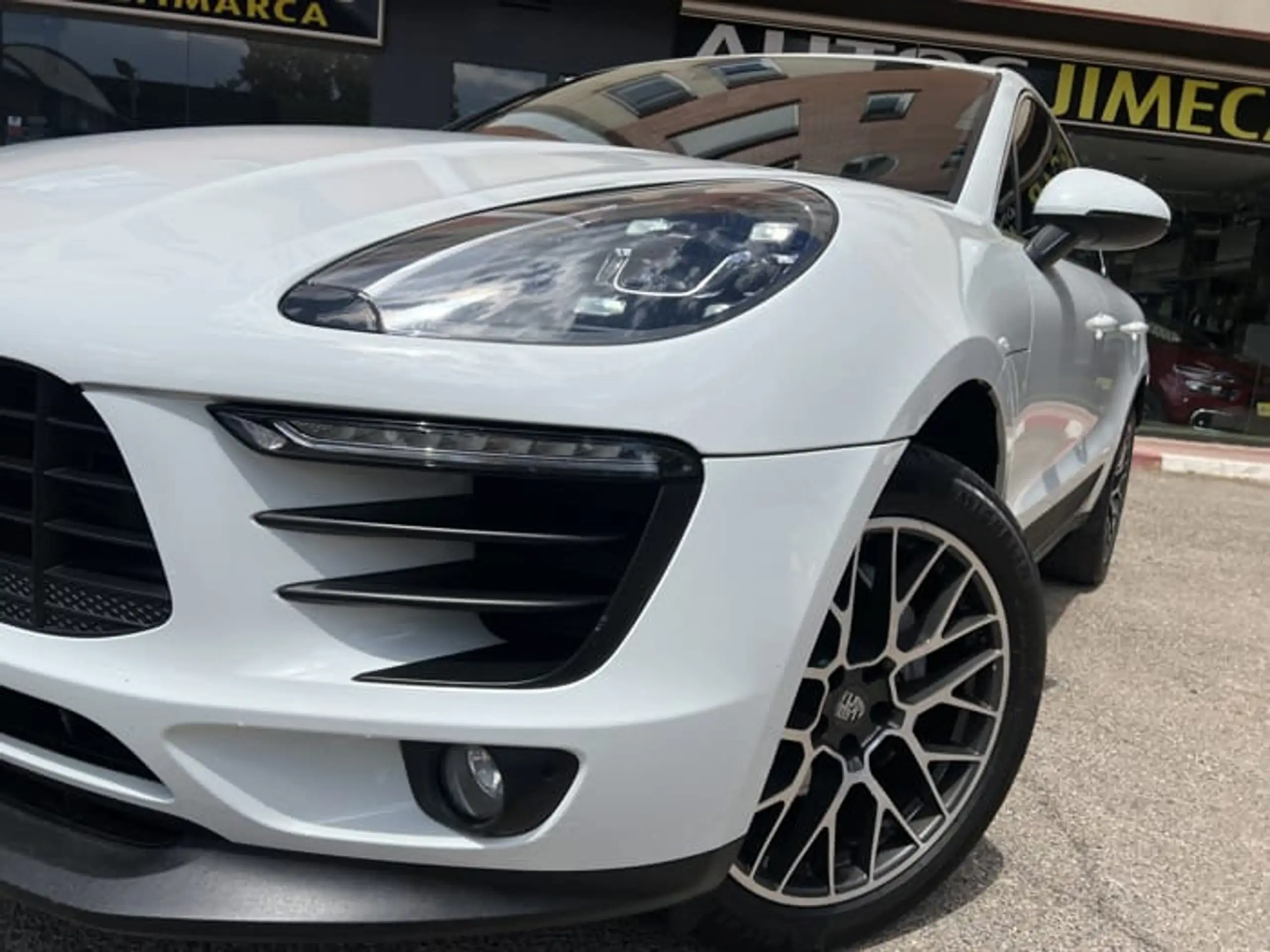 Porsche - Macan