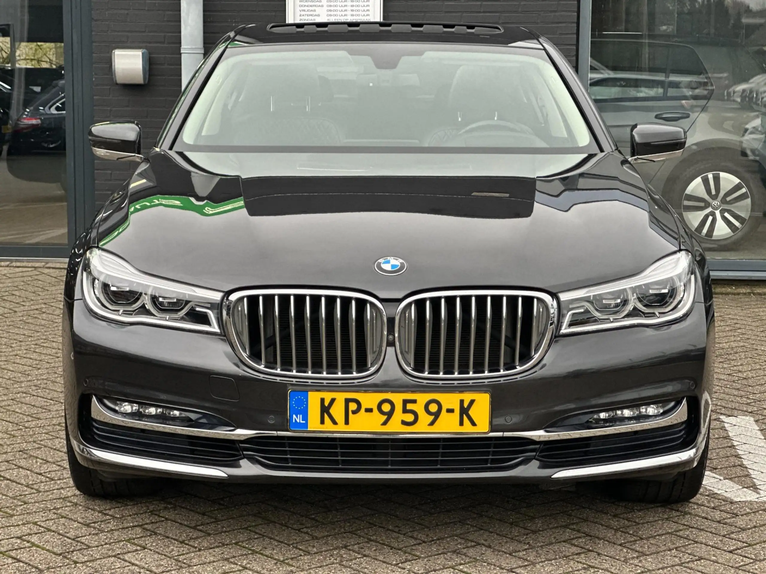 BMW - 740