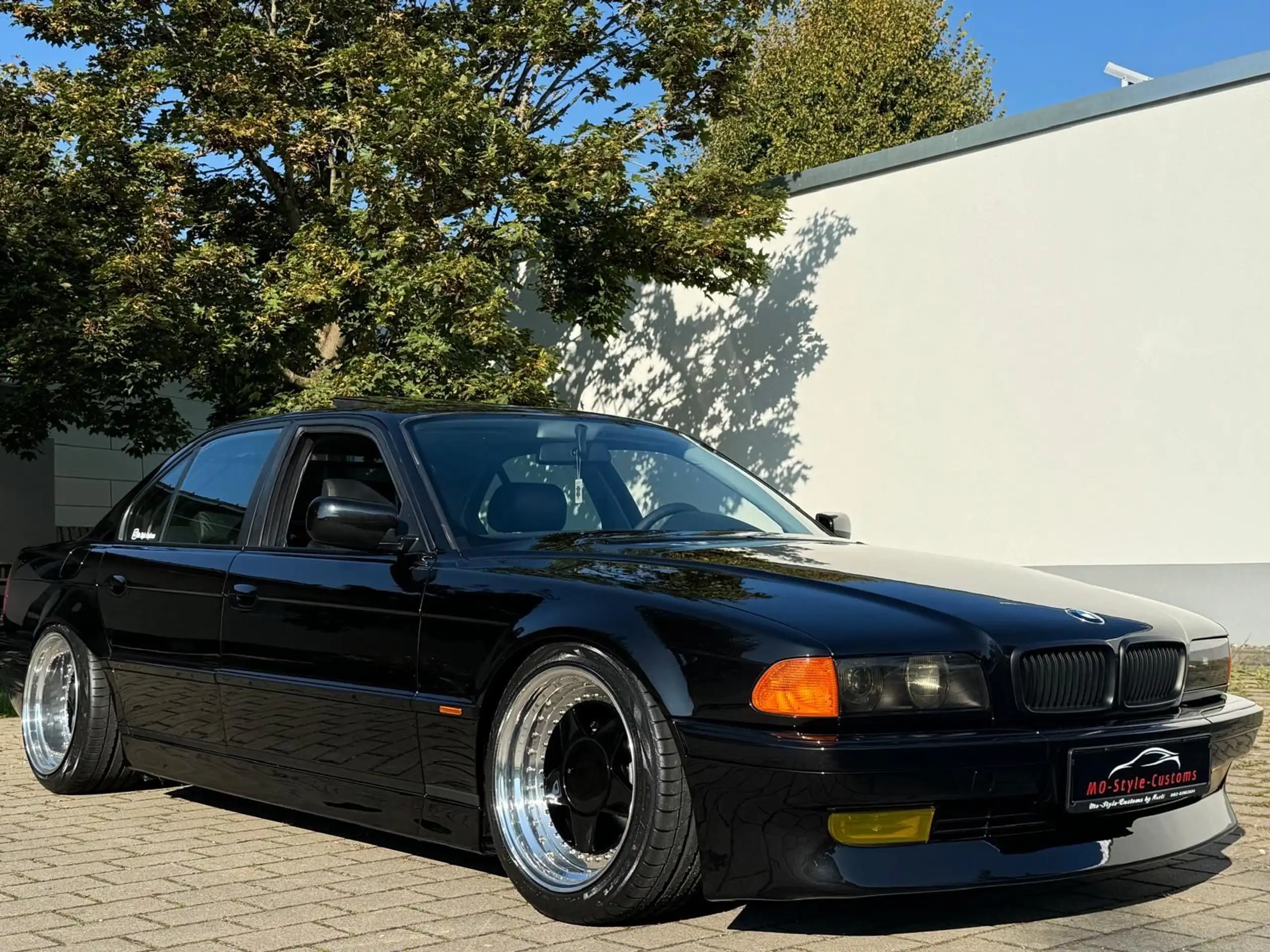 BMW - 740