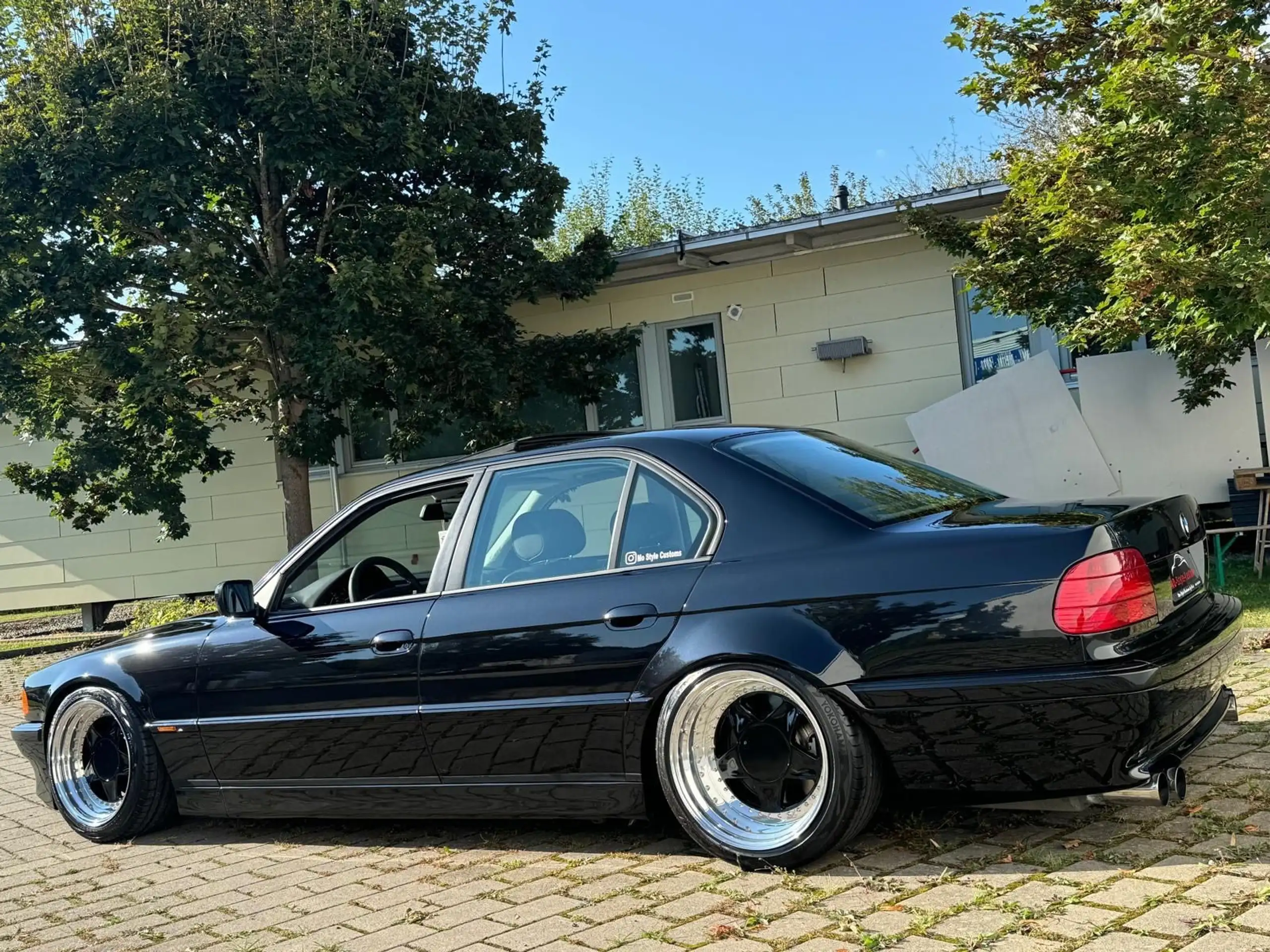 BMW - 740