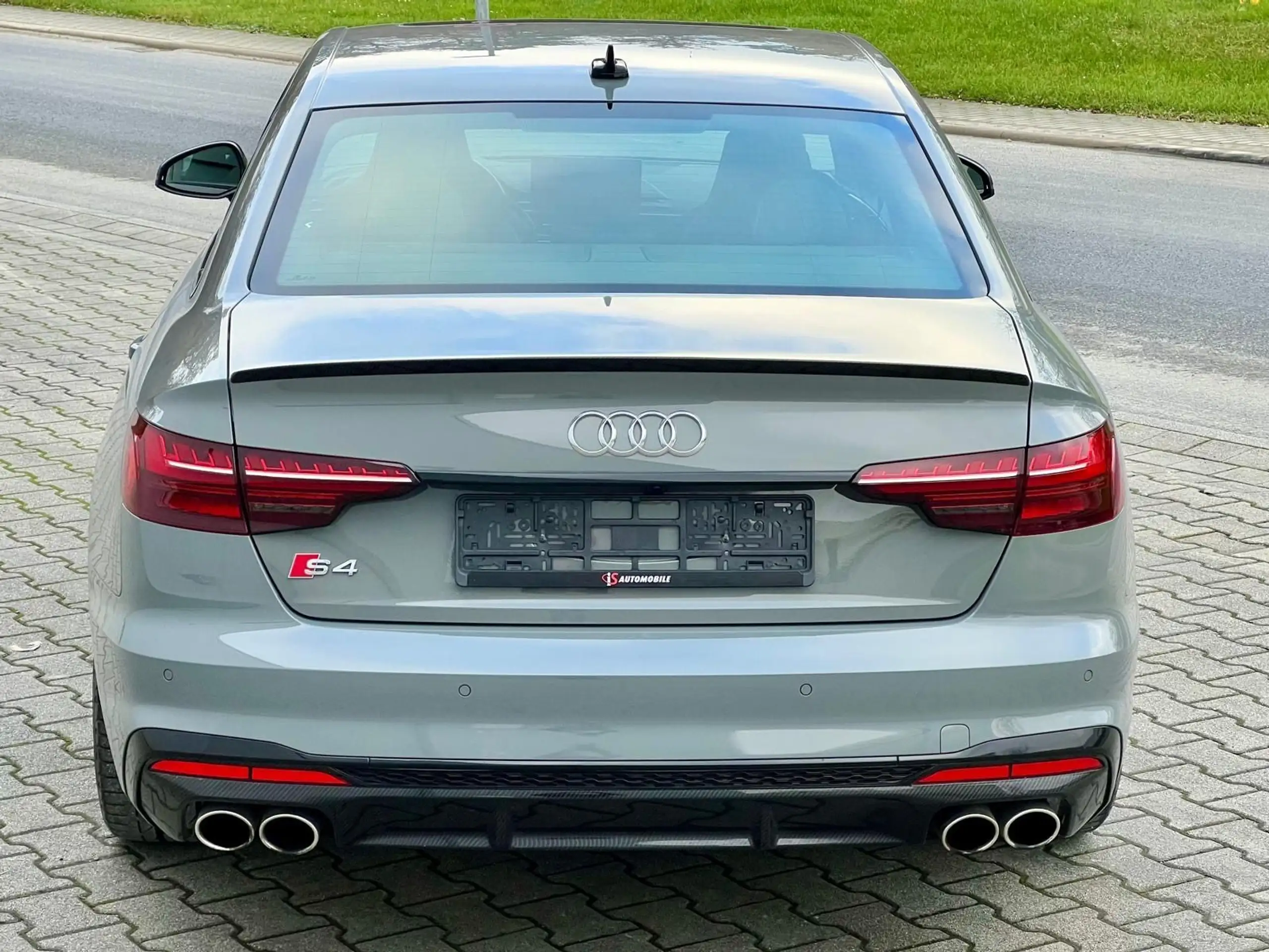 Audi - S4