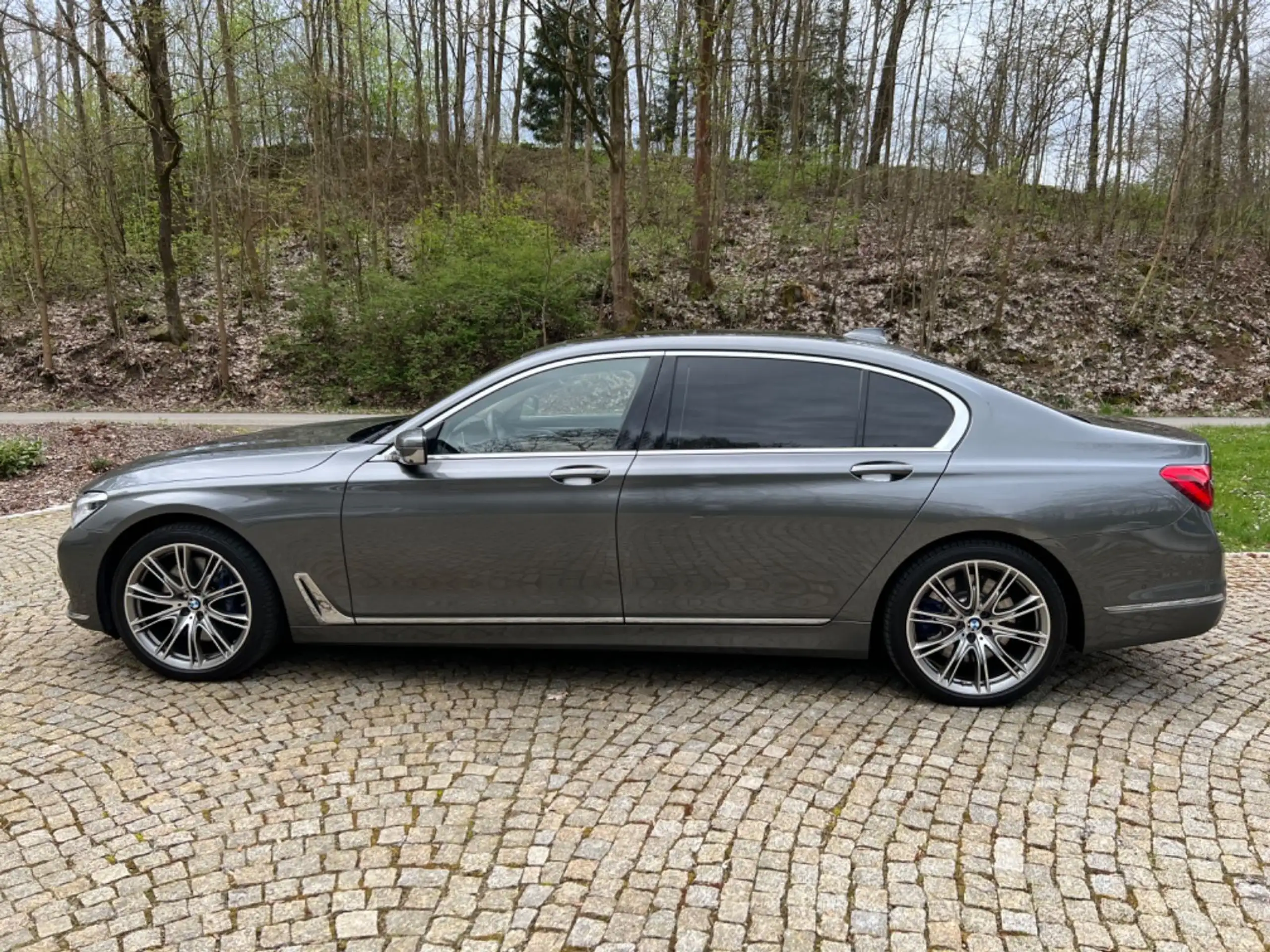 BMW - 750