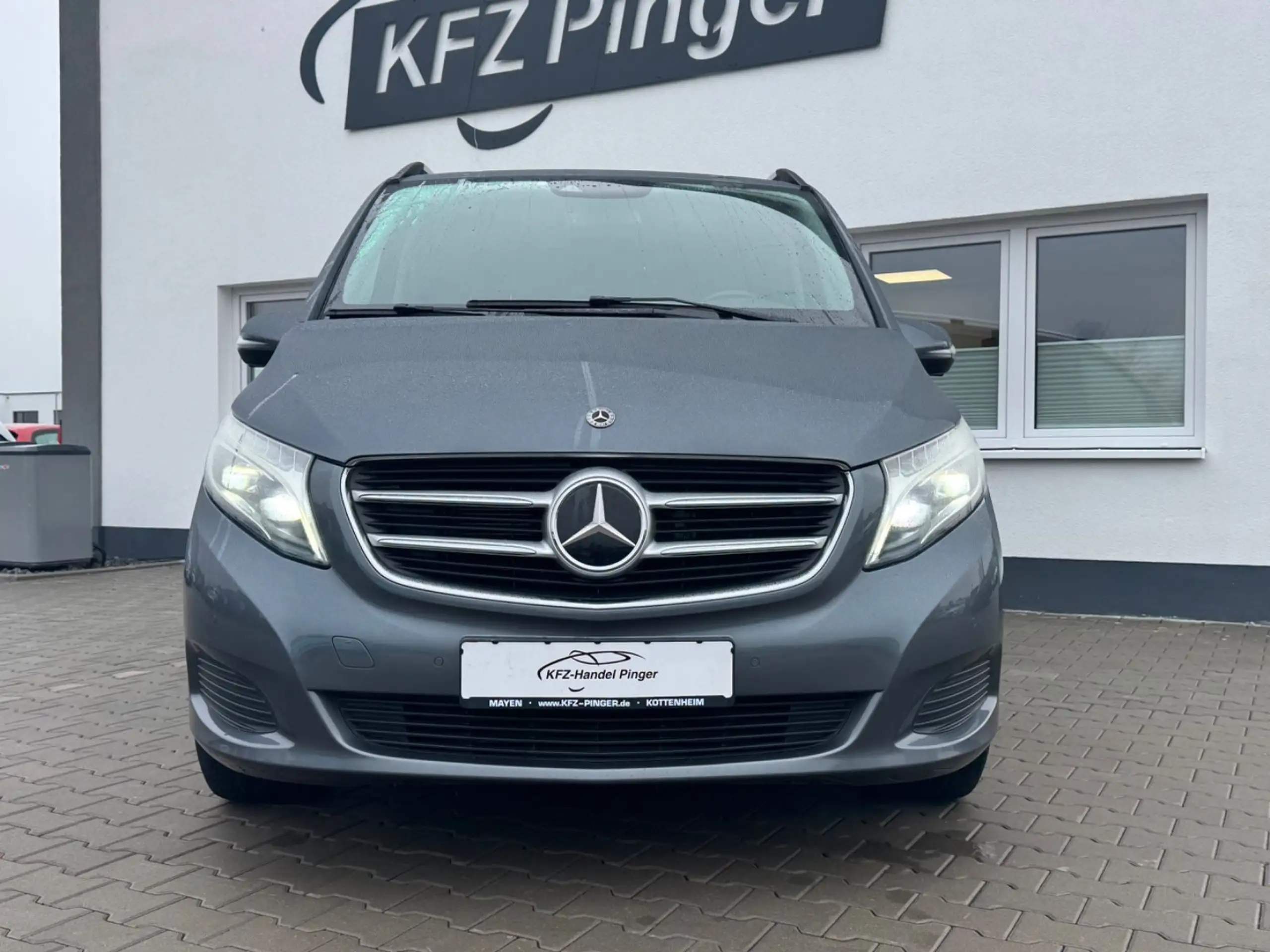 Mercedes-Benz - V 220