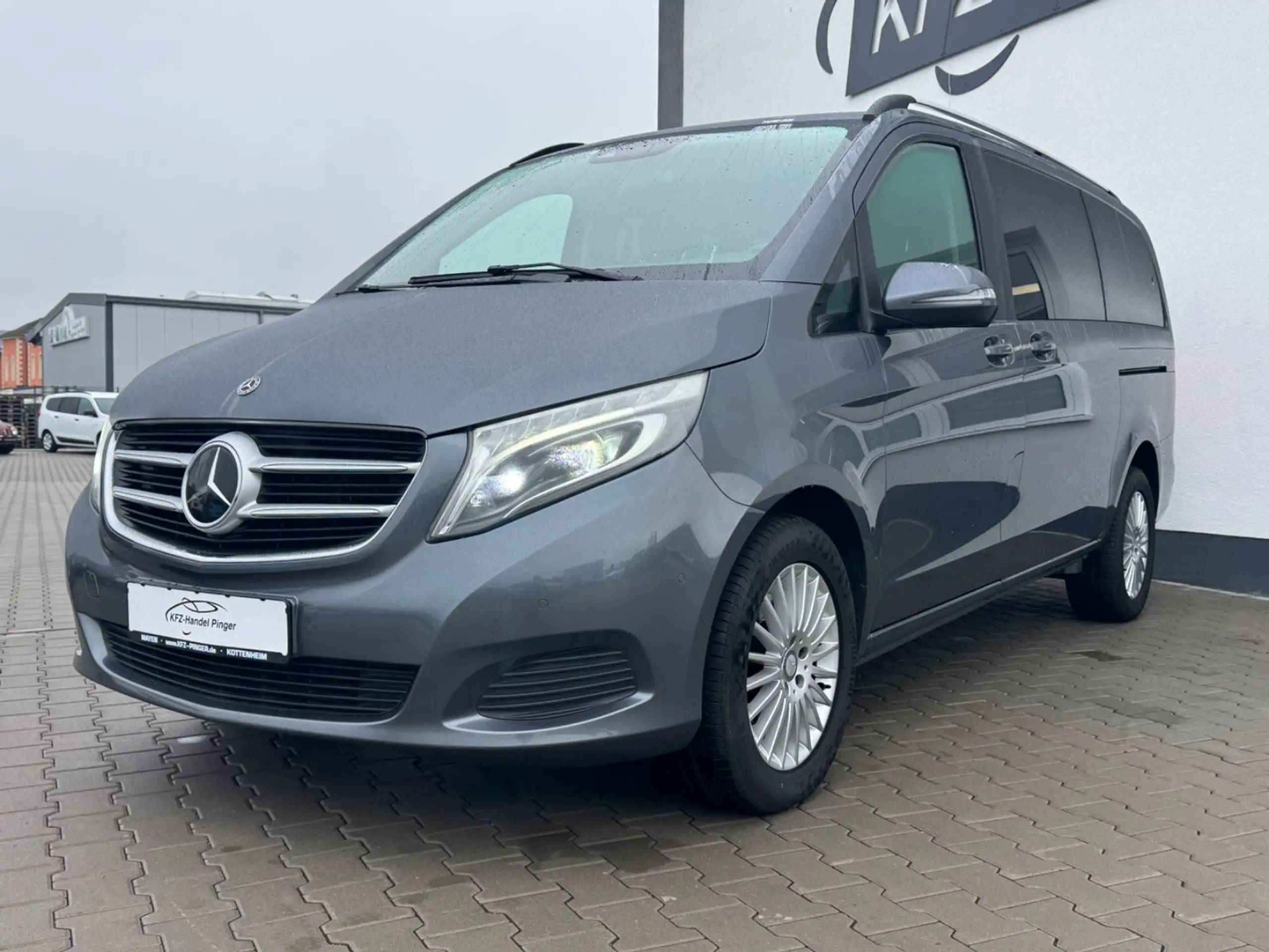 Mercedes-Benz - V 220