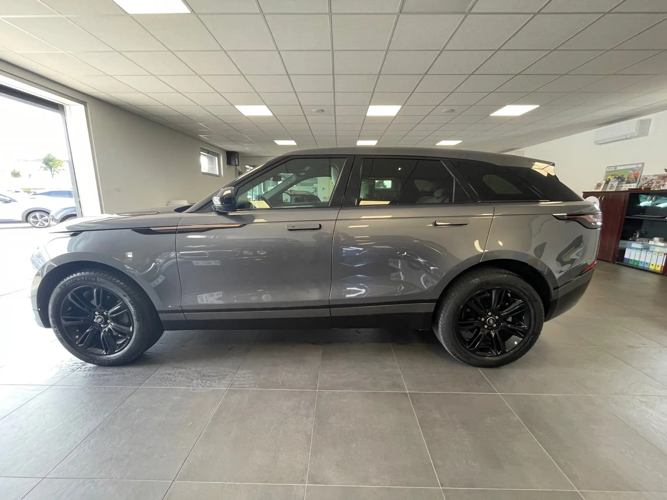 Land Rover - Range Rover Velar