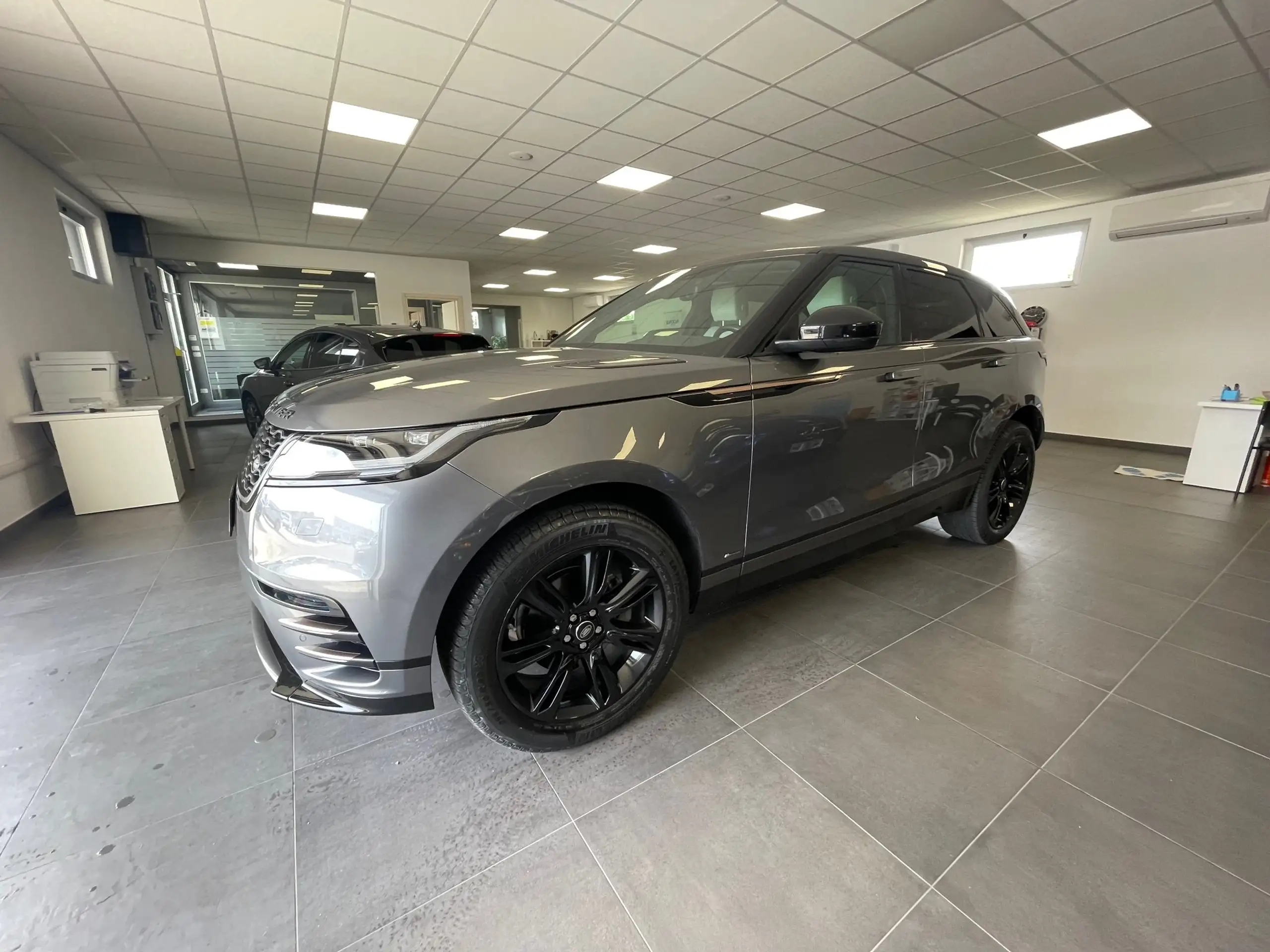 Land Rover - Range Rover Velar