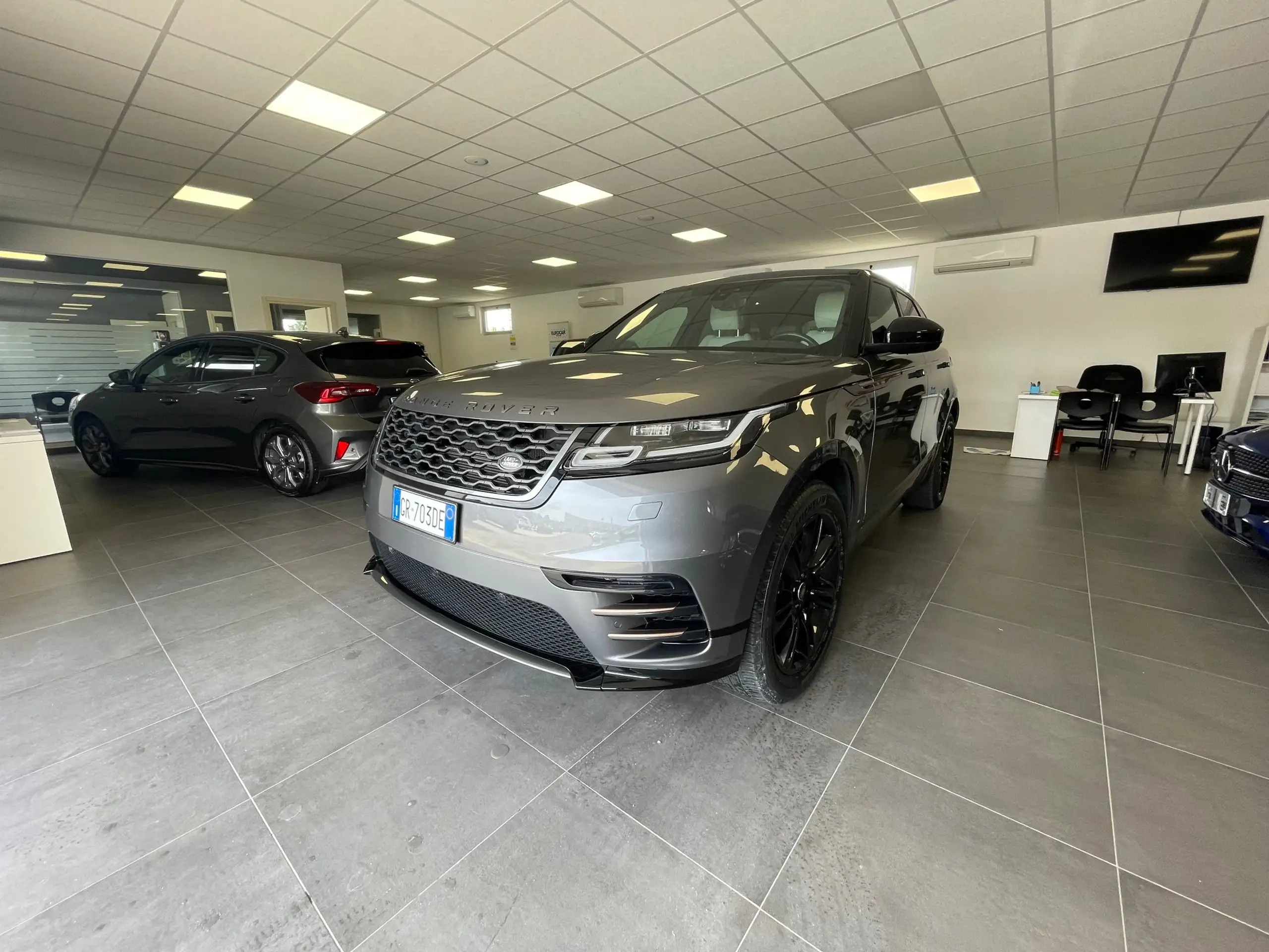 Land Rover - Range Rover Velar