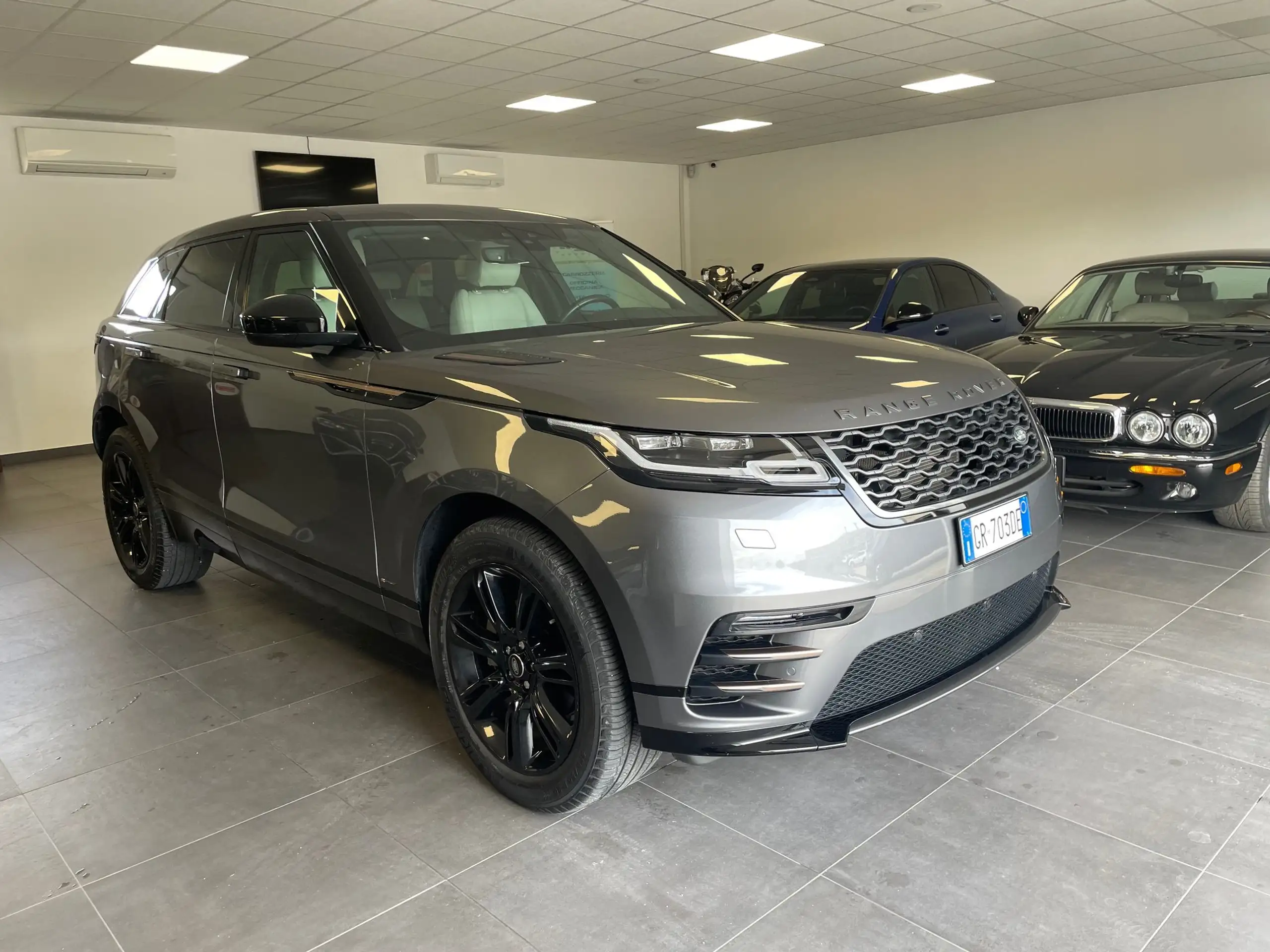 Land Rover - Range Rover Velar