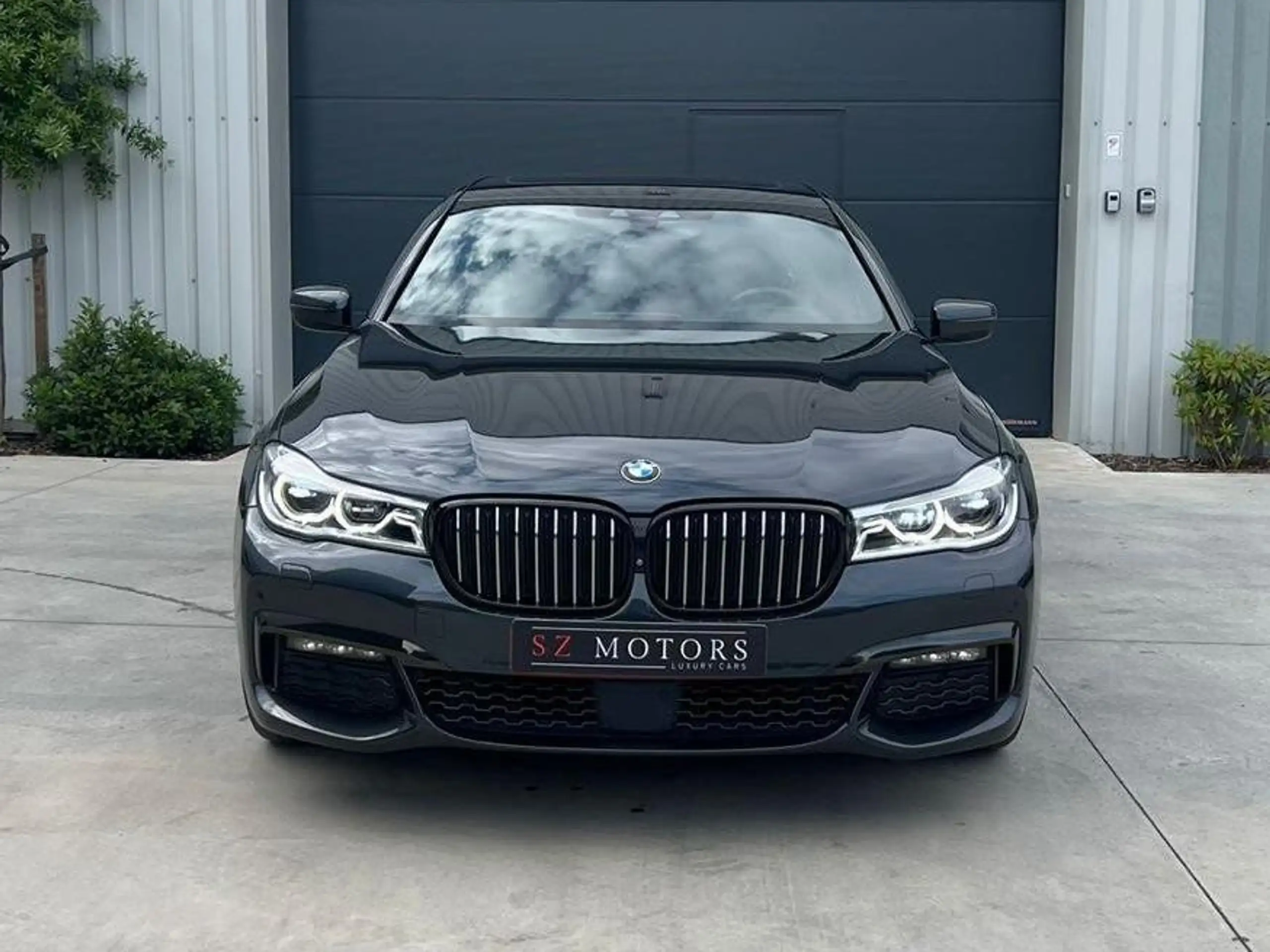 BMW - 740