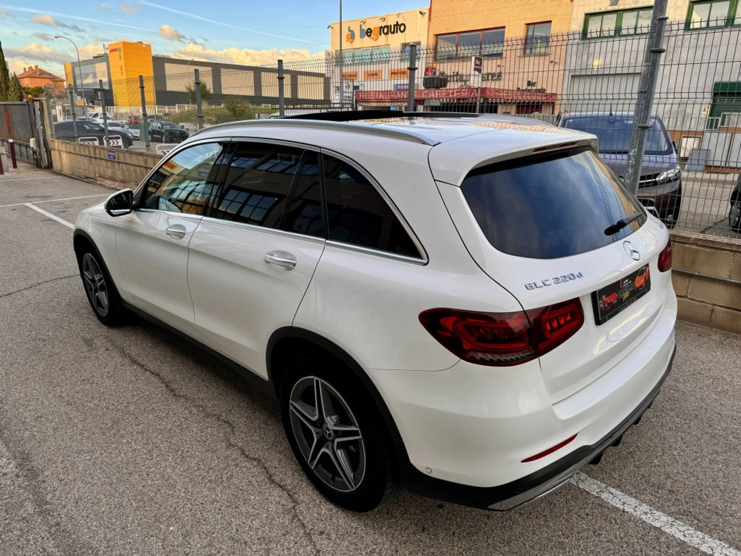 Mercedes-Benz - GLC 220