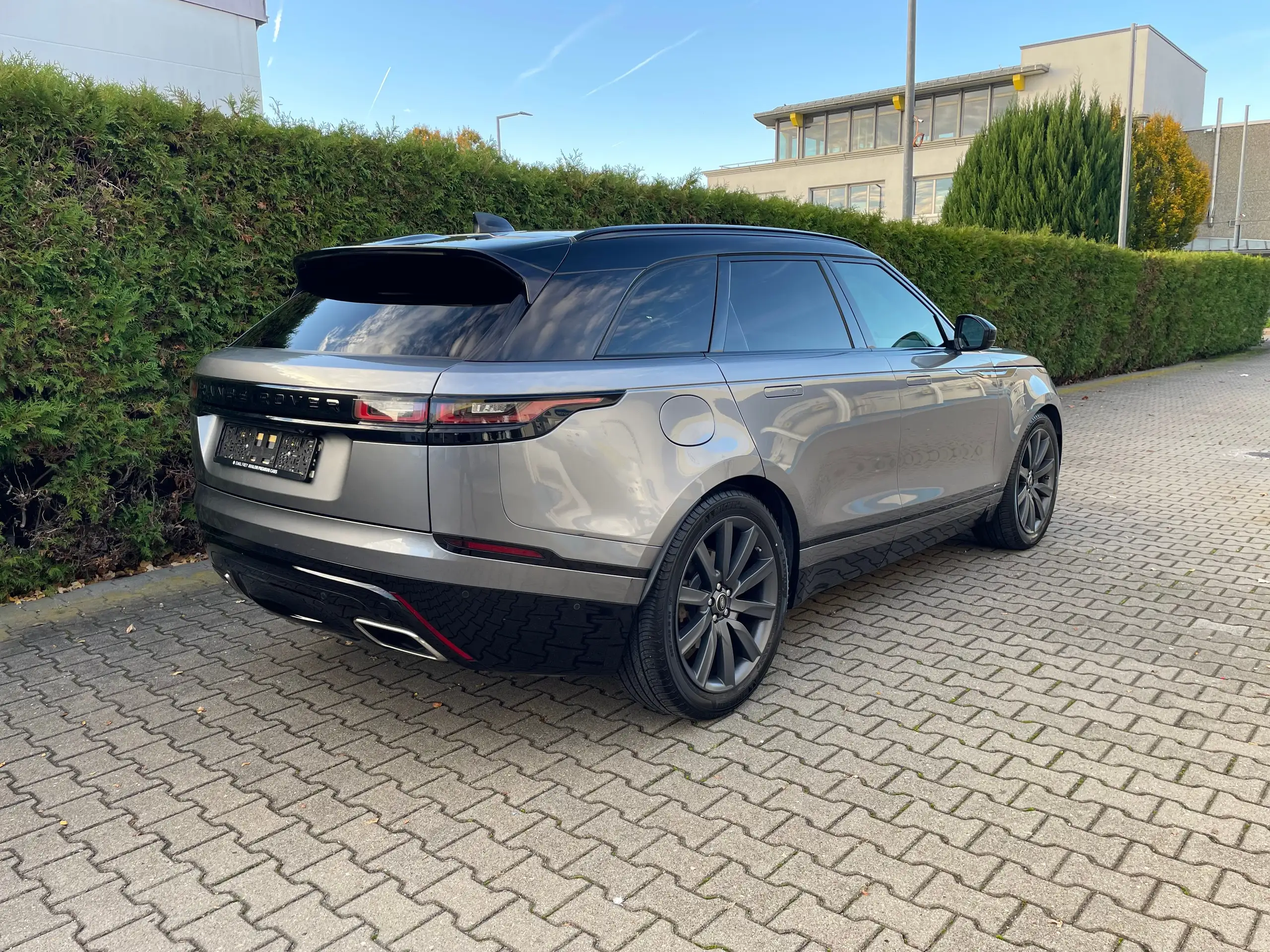 Land Rover - Range Rover Velar