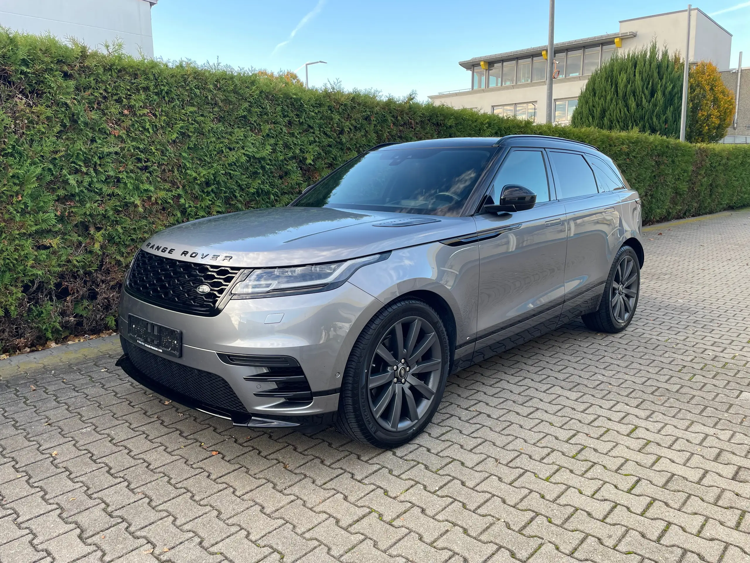 Land Rover - Range Rover Velar