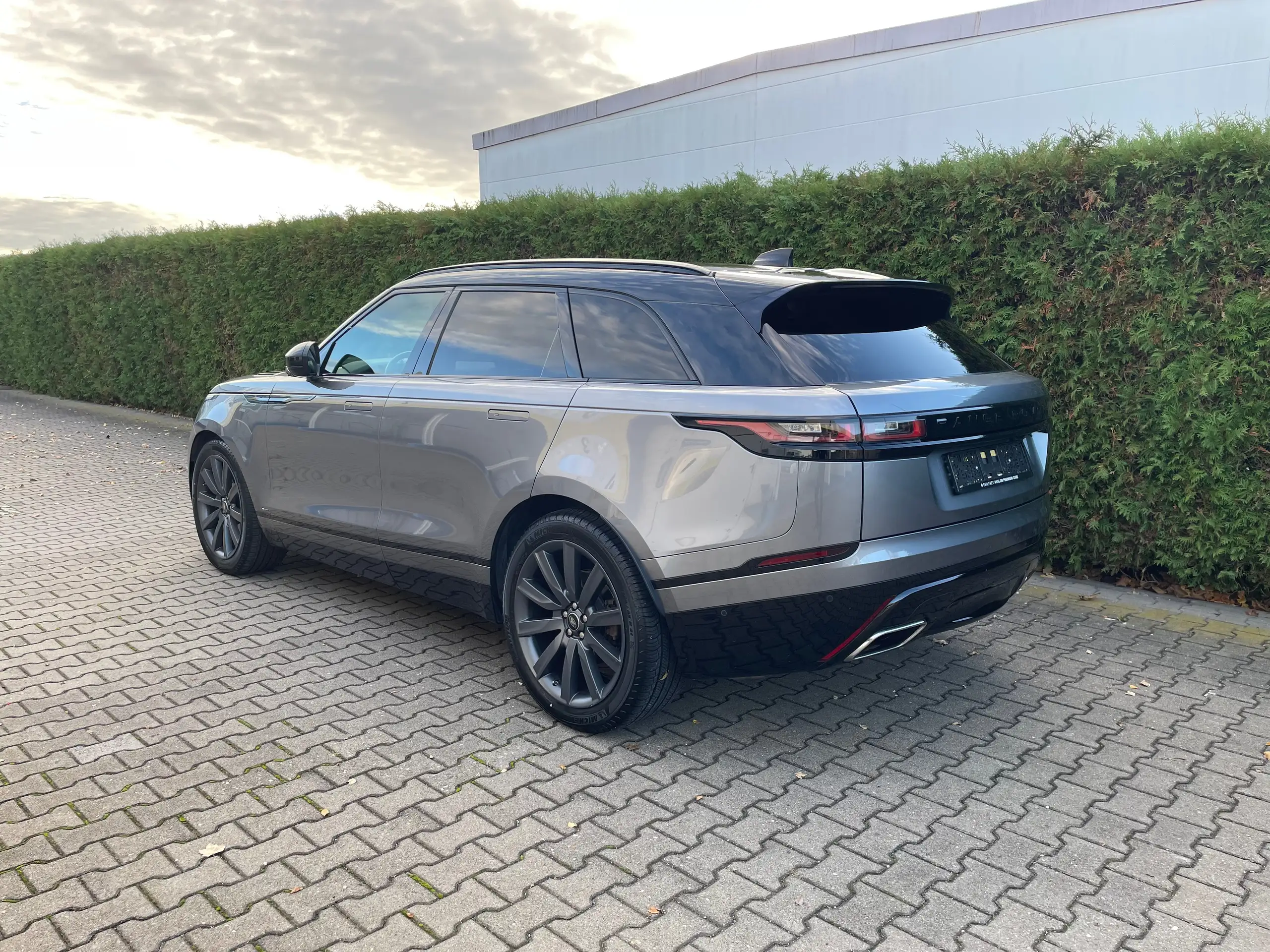 Land Rover - Range Rover Velar