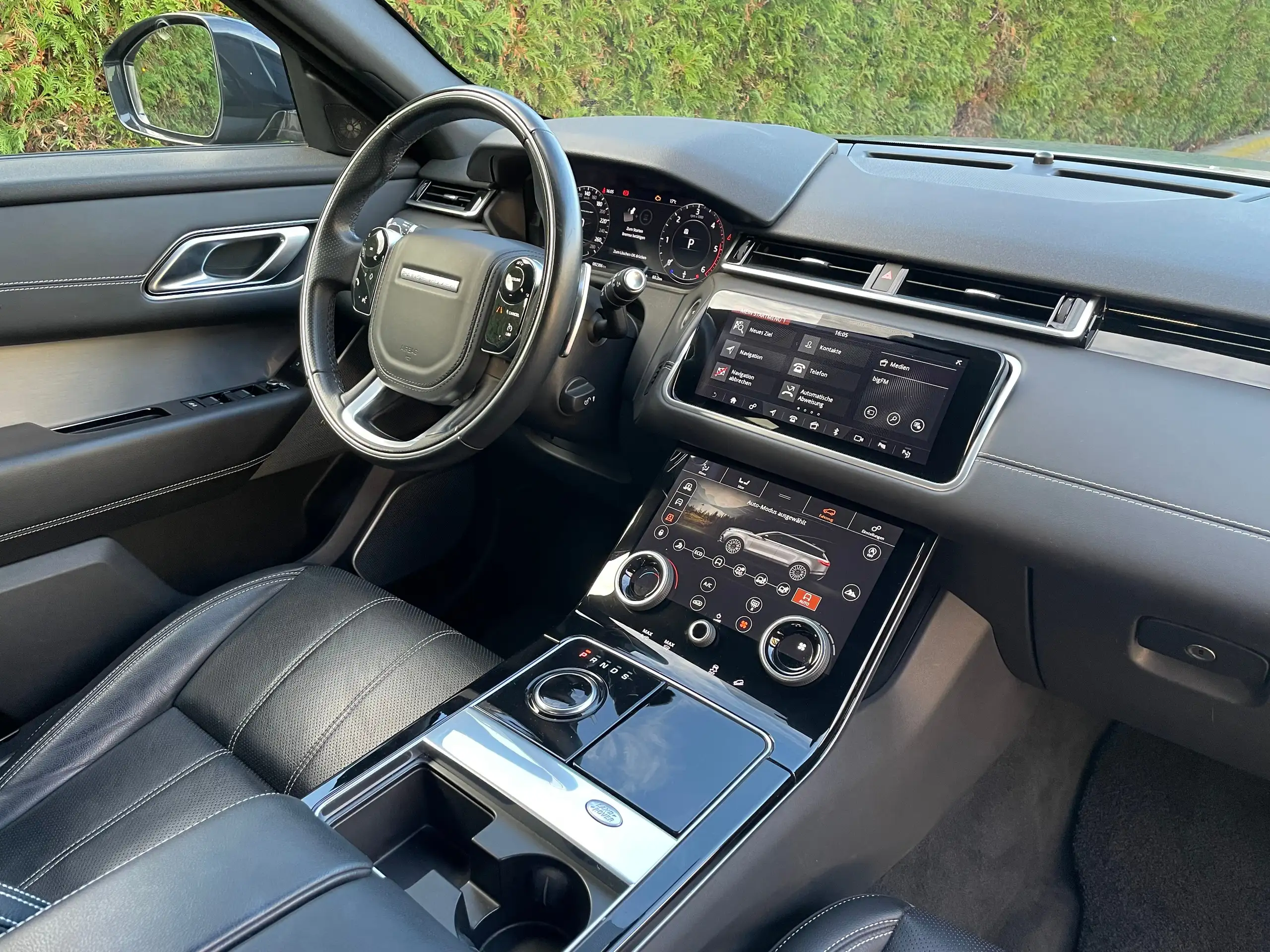 Land Rover - Range Rover Velar