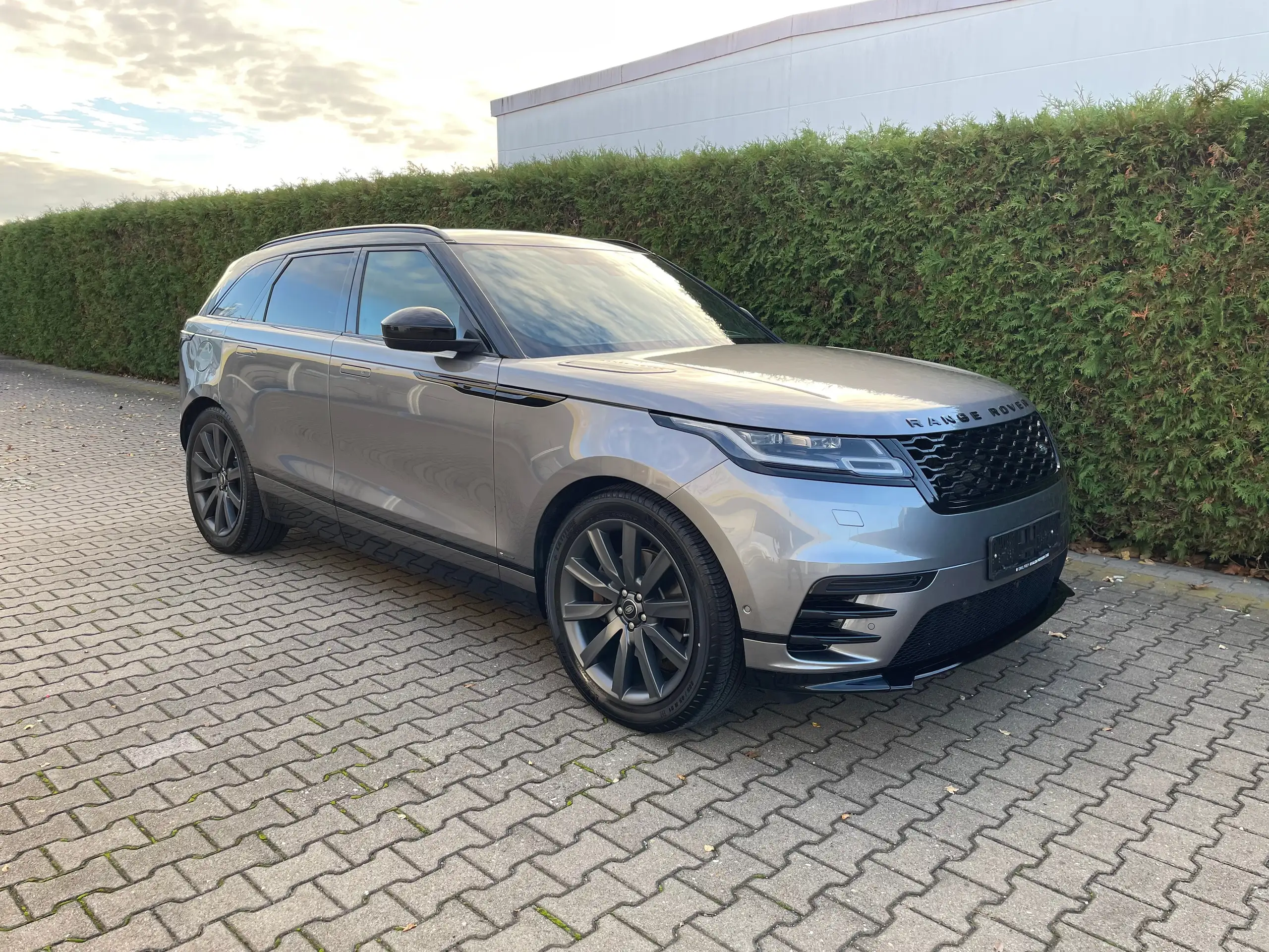 Land Rover - Range Rover Velar