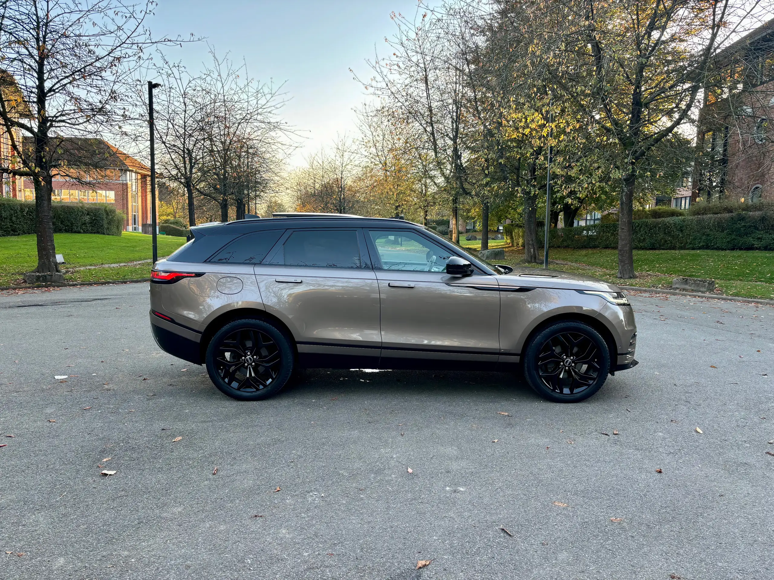 Land Rover - Range Rover Velar