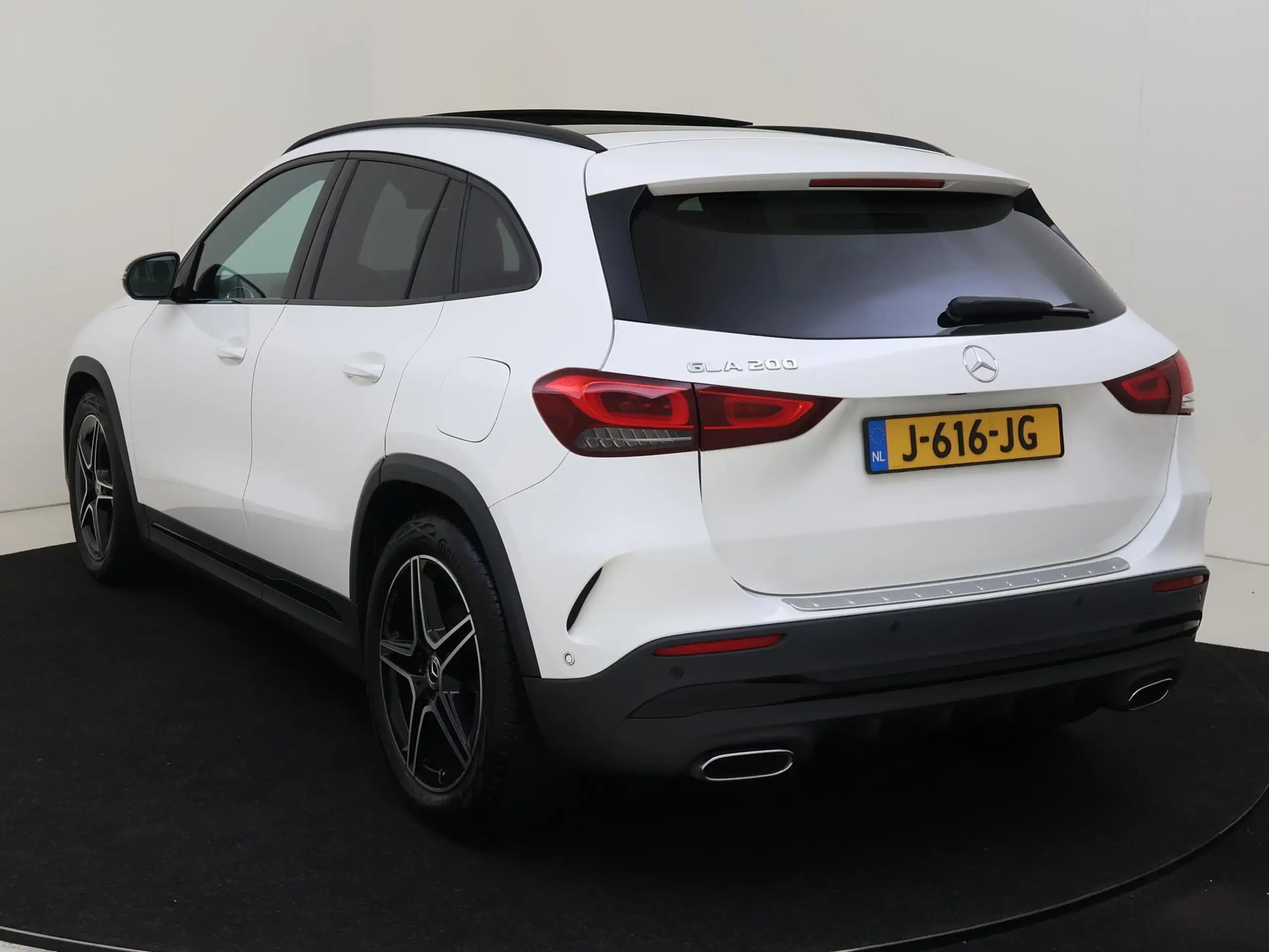 Mercedes-Benz - GLA 200