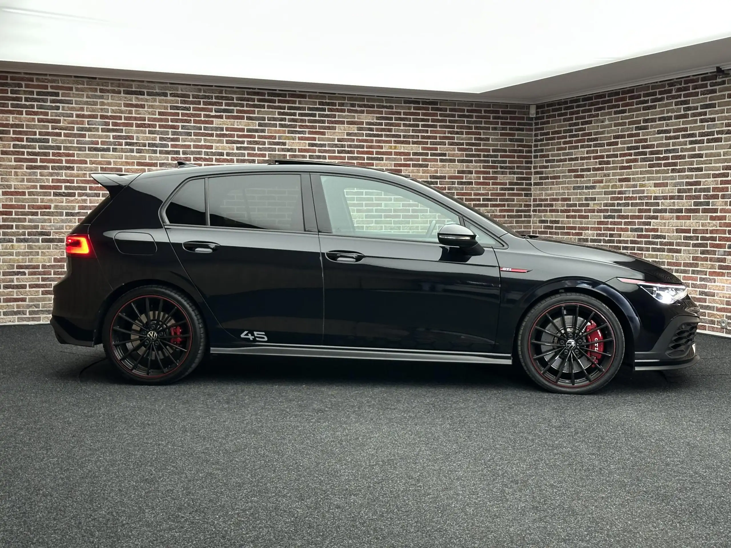 Volkswagen - Golf GTI