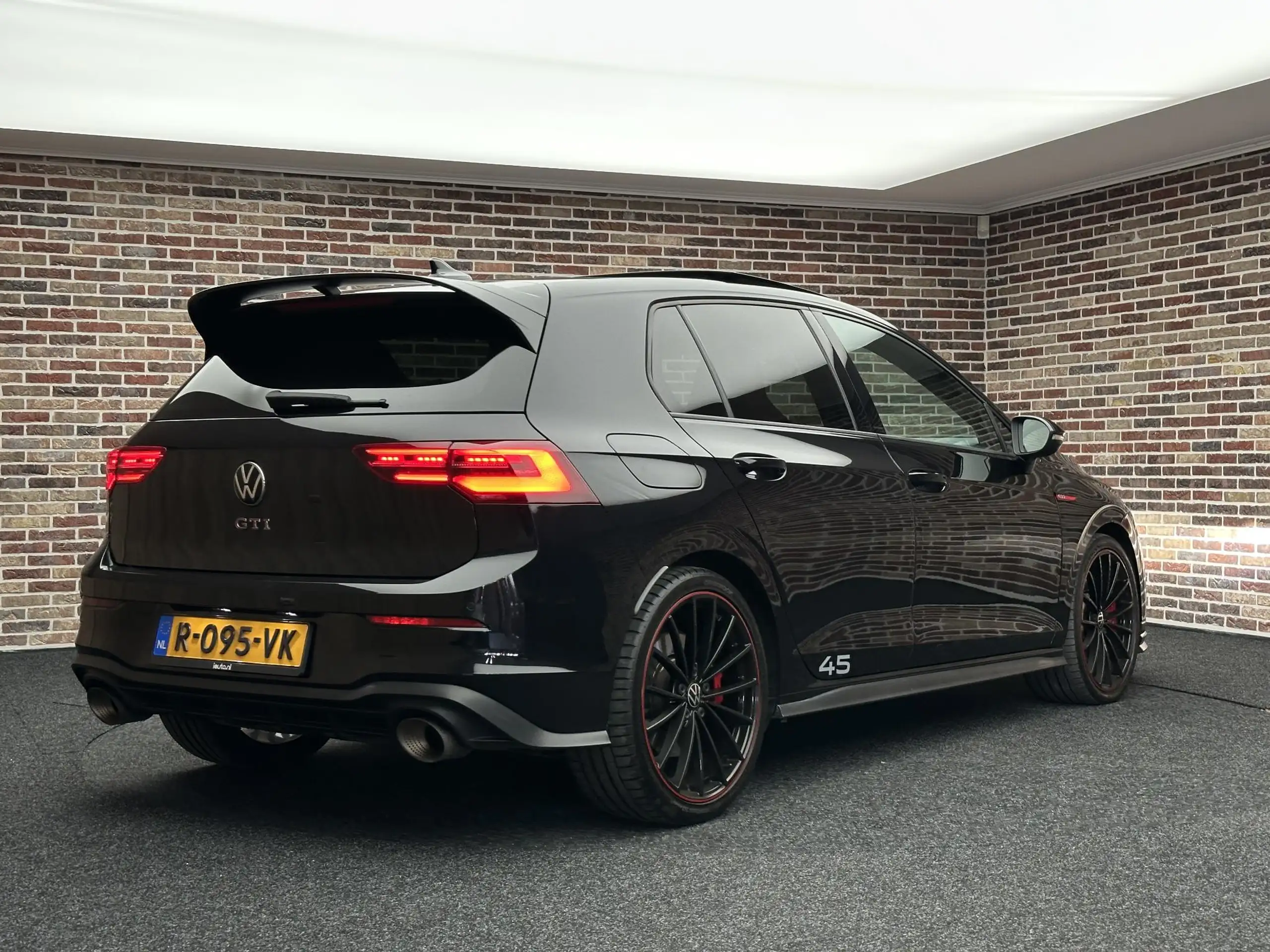 Volkswagen - Golf GTI